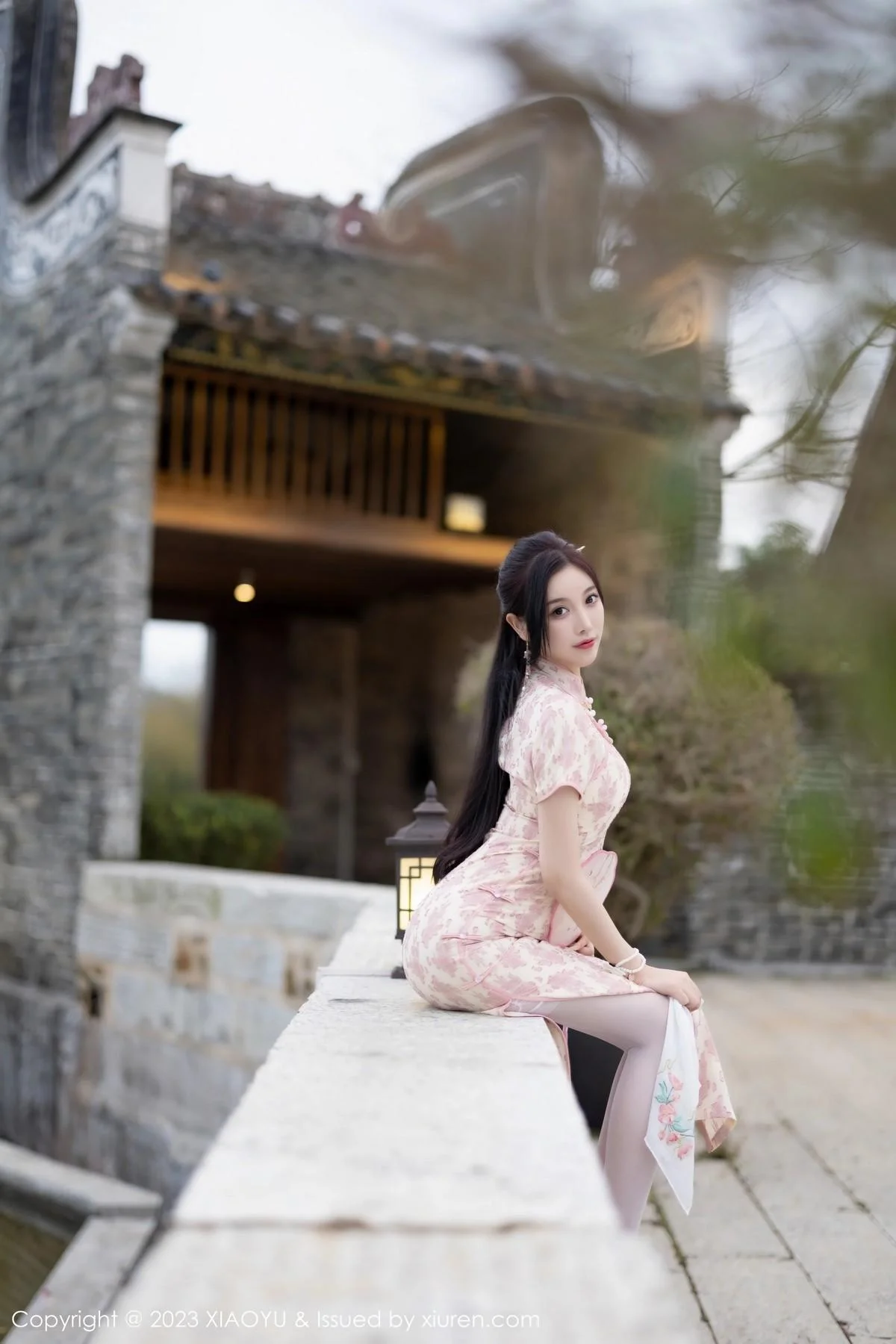 杨晨晨Yome脱浅色旗袍露白色蕾丝内衣配白丝吊袜绝美写真 第 53 张