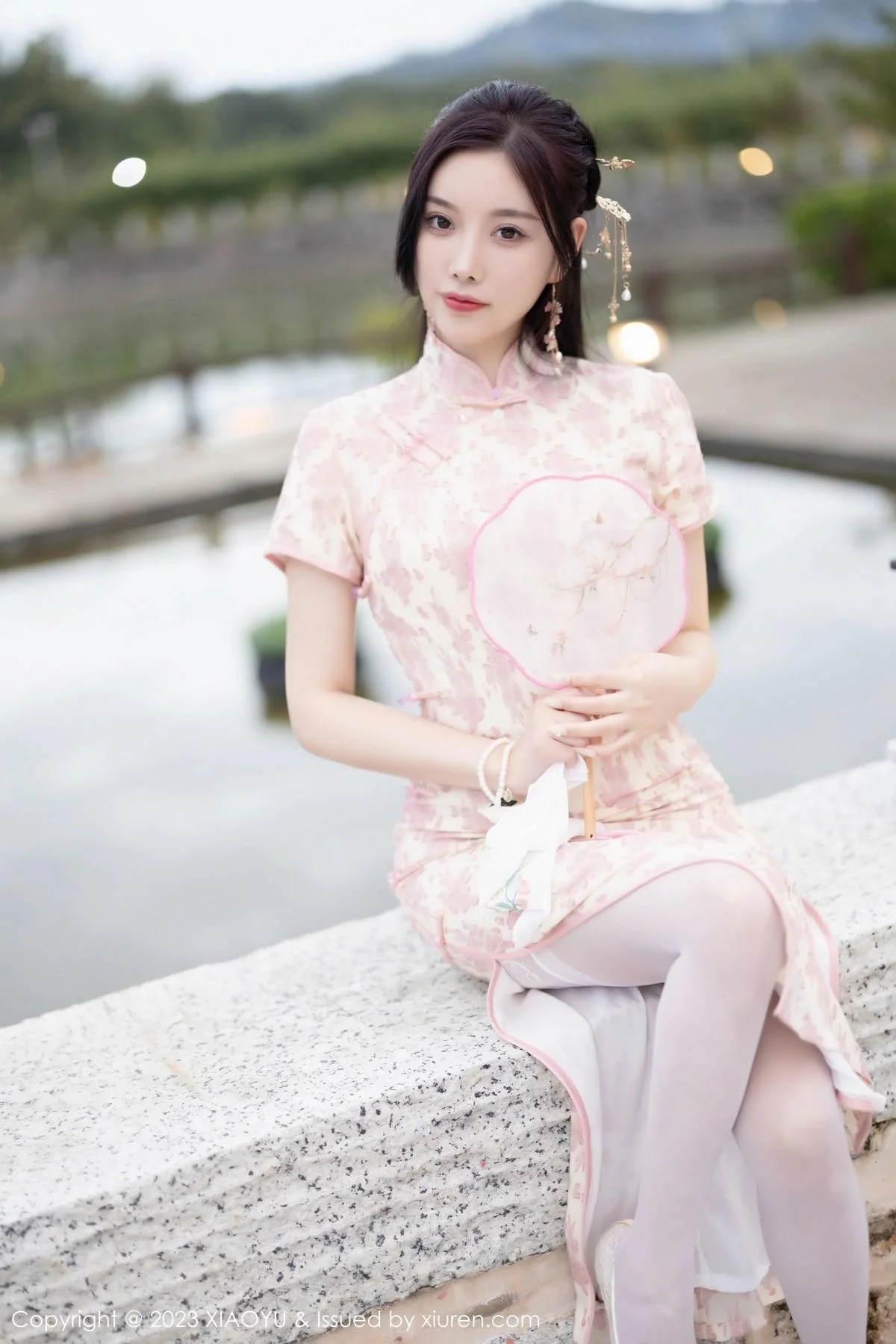 杨晨晨Yome脱浅色旗袍露白色蕾丝内衣配白丝吊袜绝美写真 第 57 张