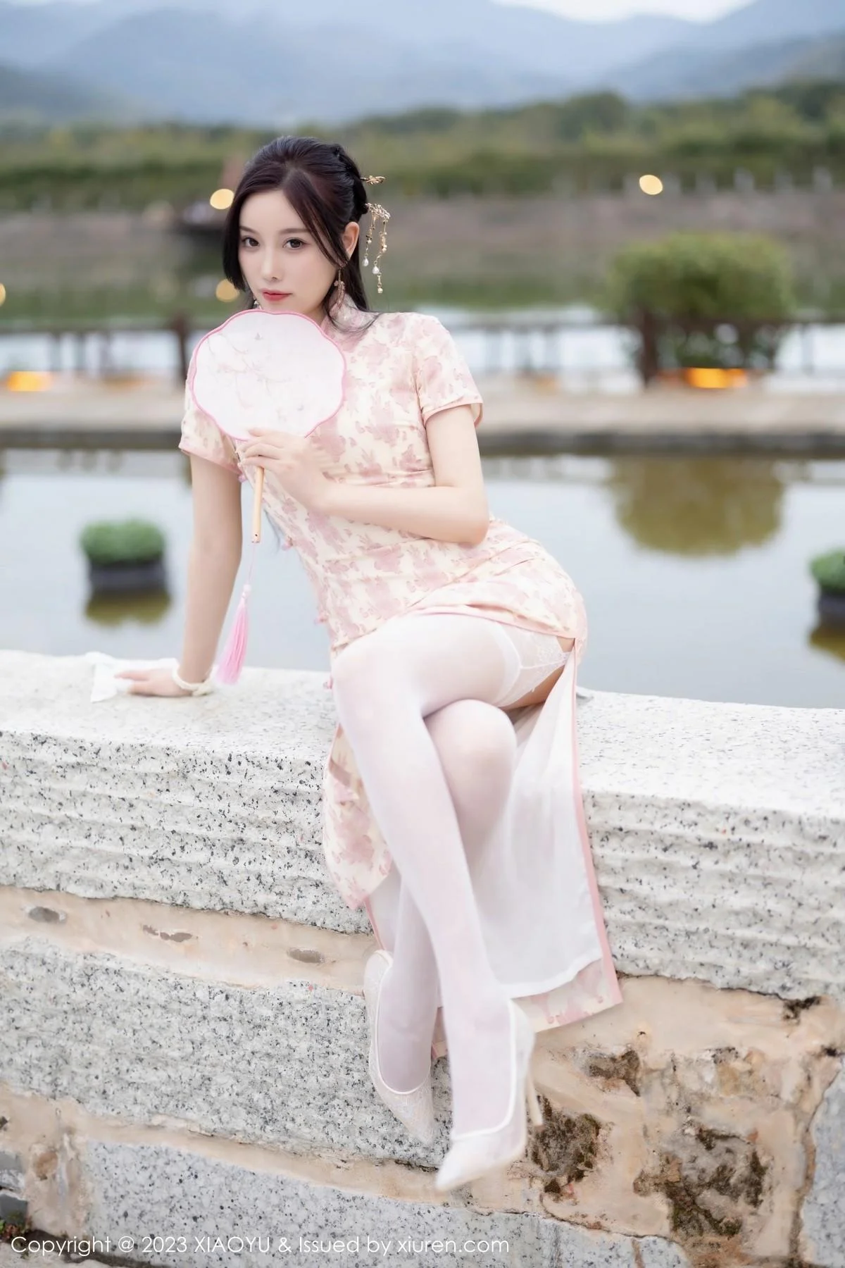 杨晨晨Yome脱浅色旗袍露白色蕾丝内衣配白丝吊袜绝美写真 第 59 张