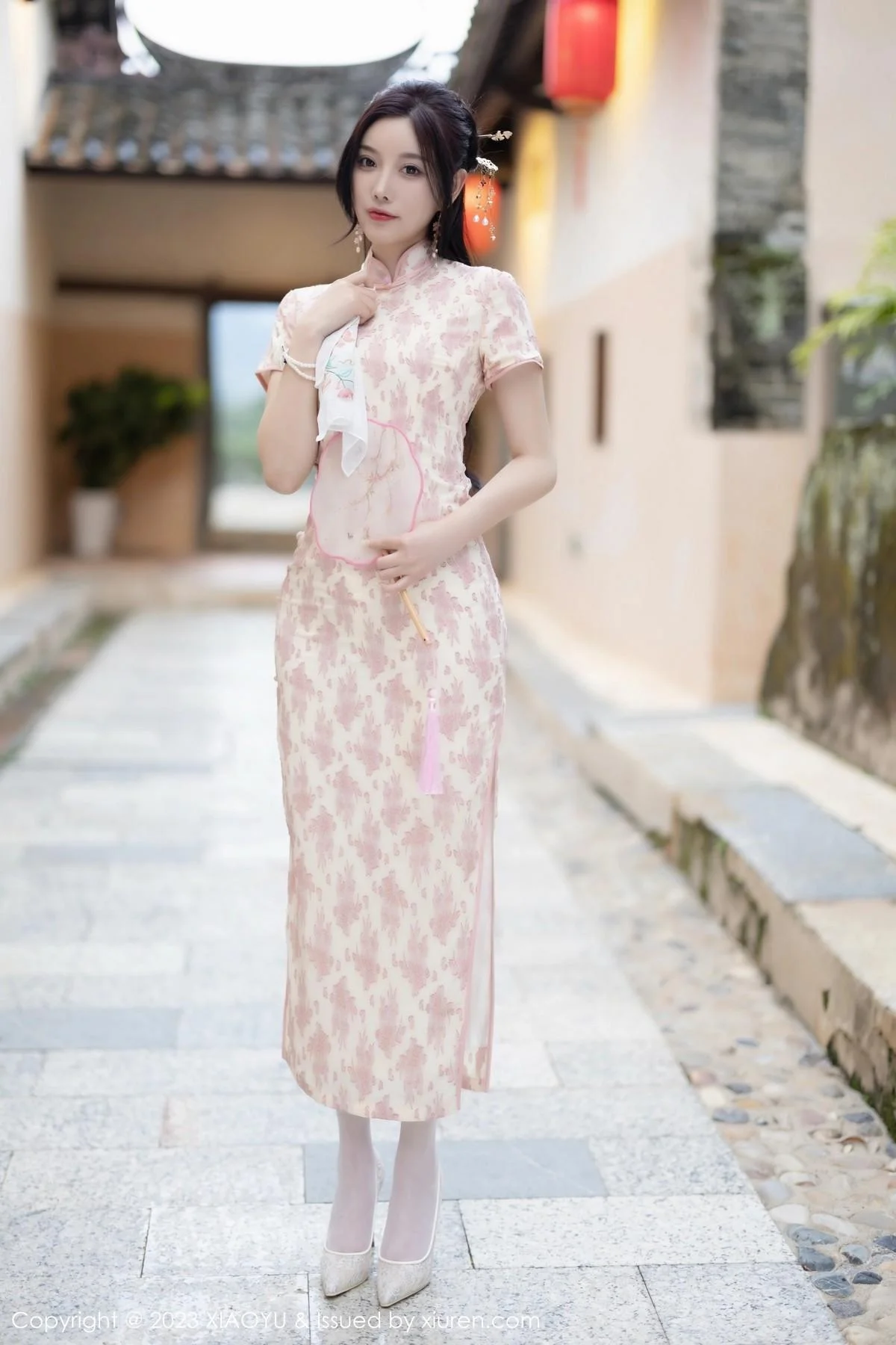 杨晨晨Yome脱浅色旗袍露白色蕾丝内衣配白丝吊袜绝美写真 第 6 张