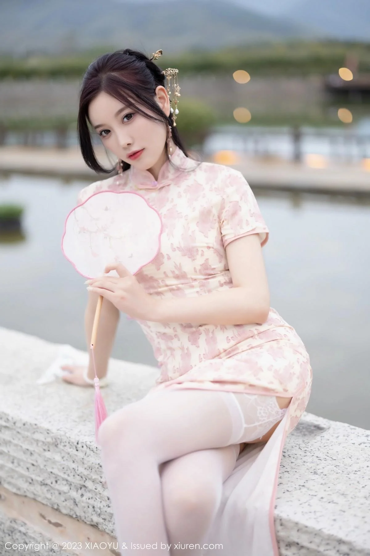杨晨晨Yome脱浅色旗袍露白色蕾丝内衣配白丝吊袜绝美写真 第 62 张