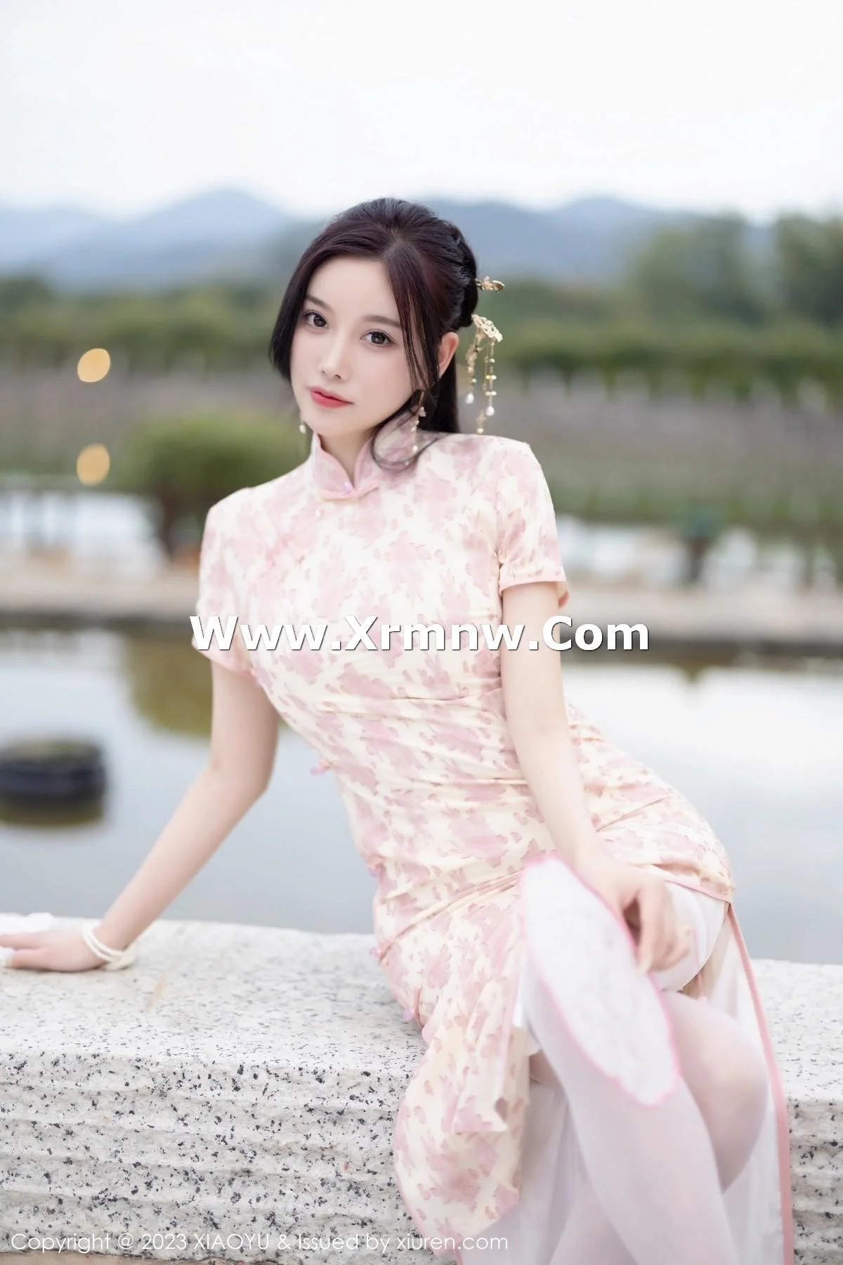 杨晨晨Yome脱浅色旗袍露白色蕾丝内衣配白丝吊袜绝美写真 第 67 张