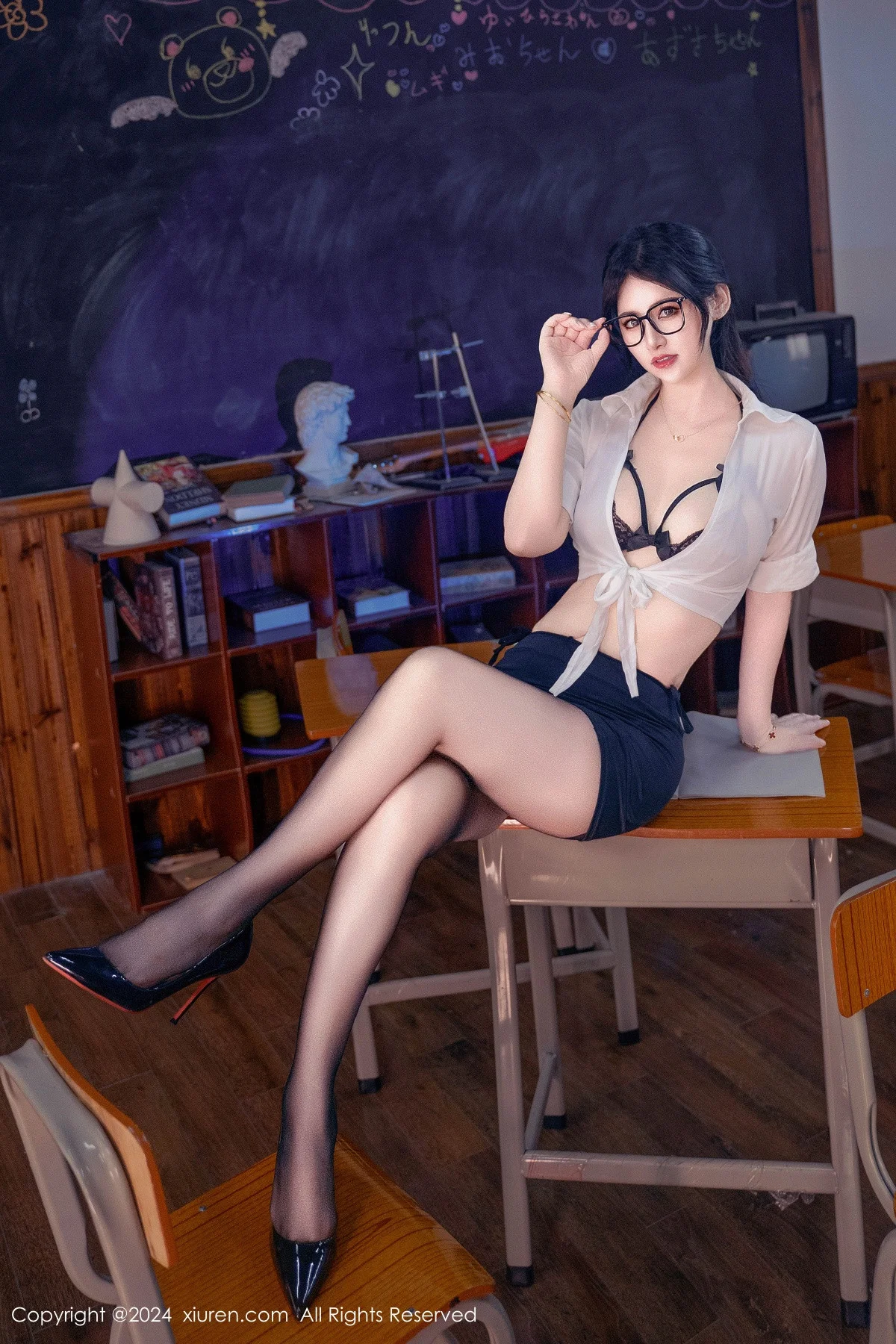诗诗kiki性感白T配黑短裙露黑色蕾丝内衣秀完美身材绝美写真 第 11 张