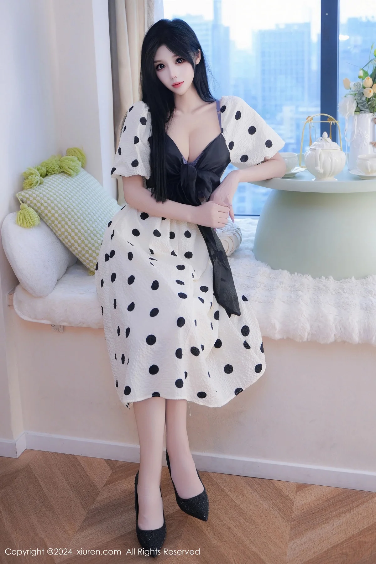 陈芊儿性感波点短裙露灰色情趣内衣配紫丝袜秀美腿绝美写真 第 18 张