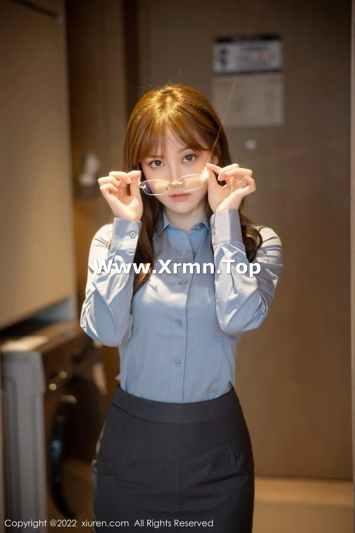 豆瓣酱性感OL装扮蓝灰T配深蓝短裙露红色蕾丝内衣绝美写真 第 27 张