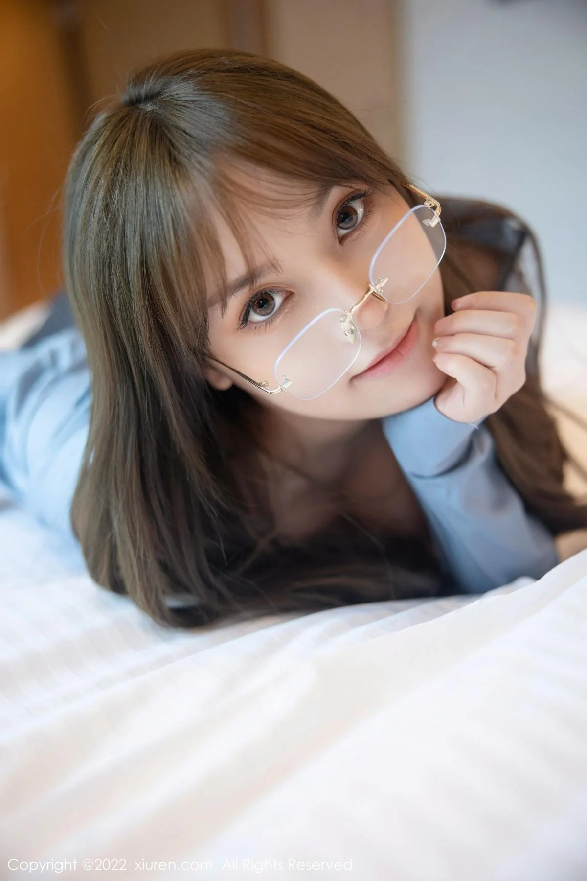 豆瓣酱性感OL装扮蓝灰T配深蓝短裙露红色蕾丝内衣绝美写真 第 65 张