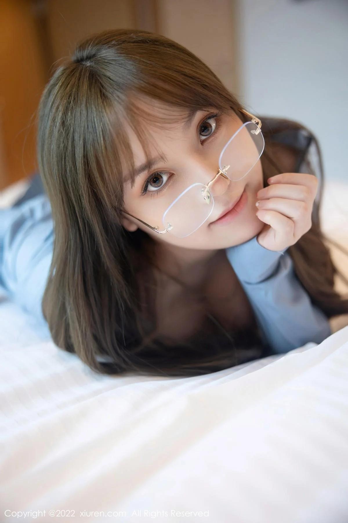 豆瓣酱性感OL装扮蓝灰T配深蓝短裙露红色蕾丝内衣绝美写真 第 66 张