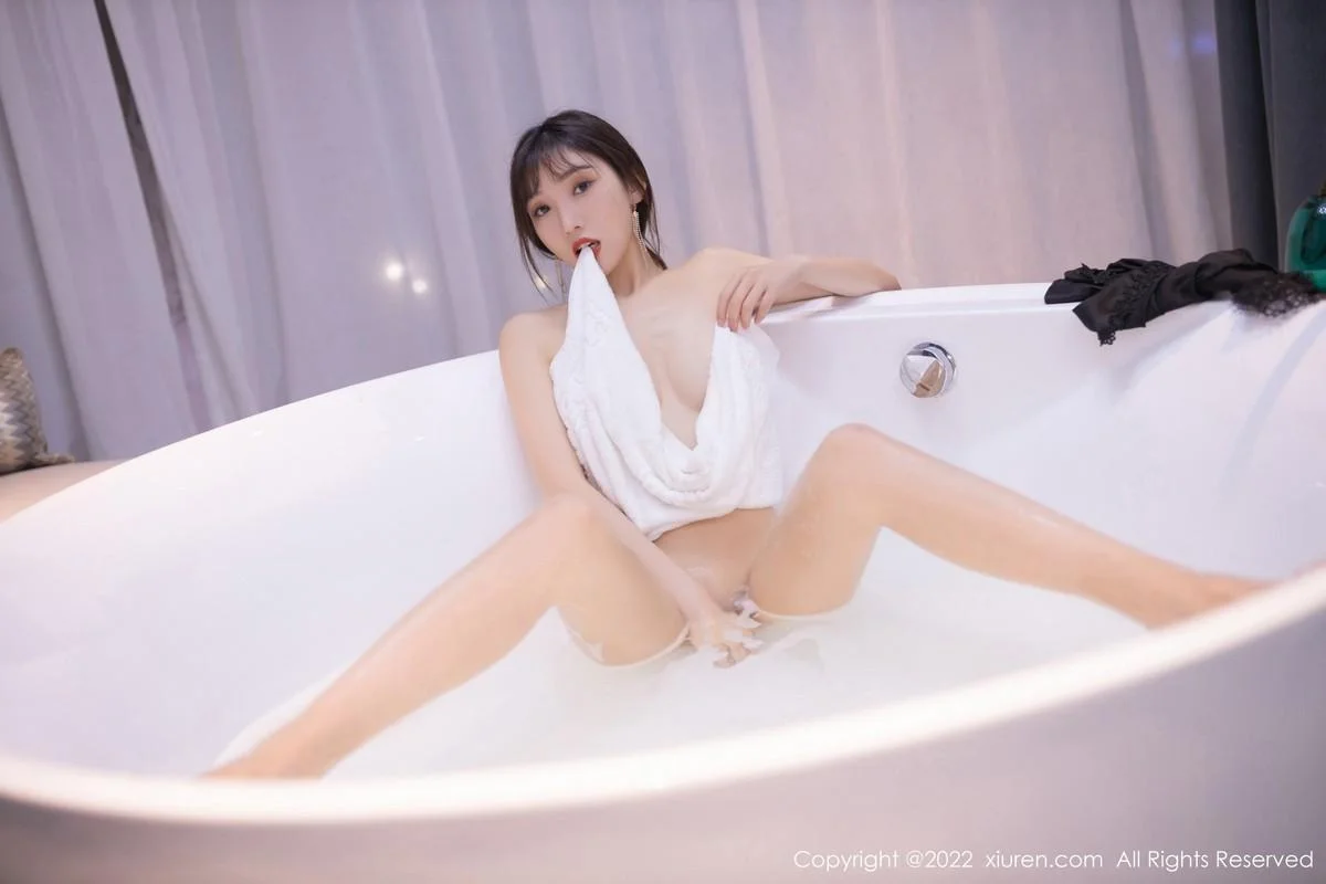 陆萱萱浴缸场景性感黑色情趣服饰秀完美身材惹火绝美写真 第 55 张