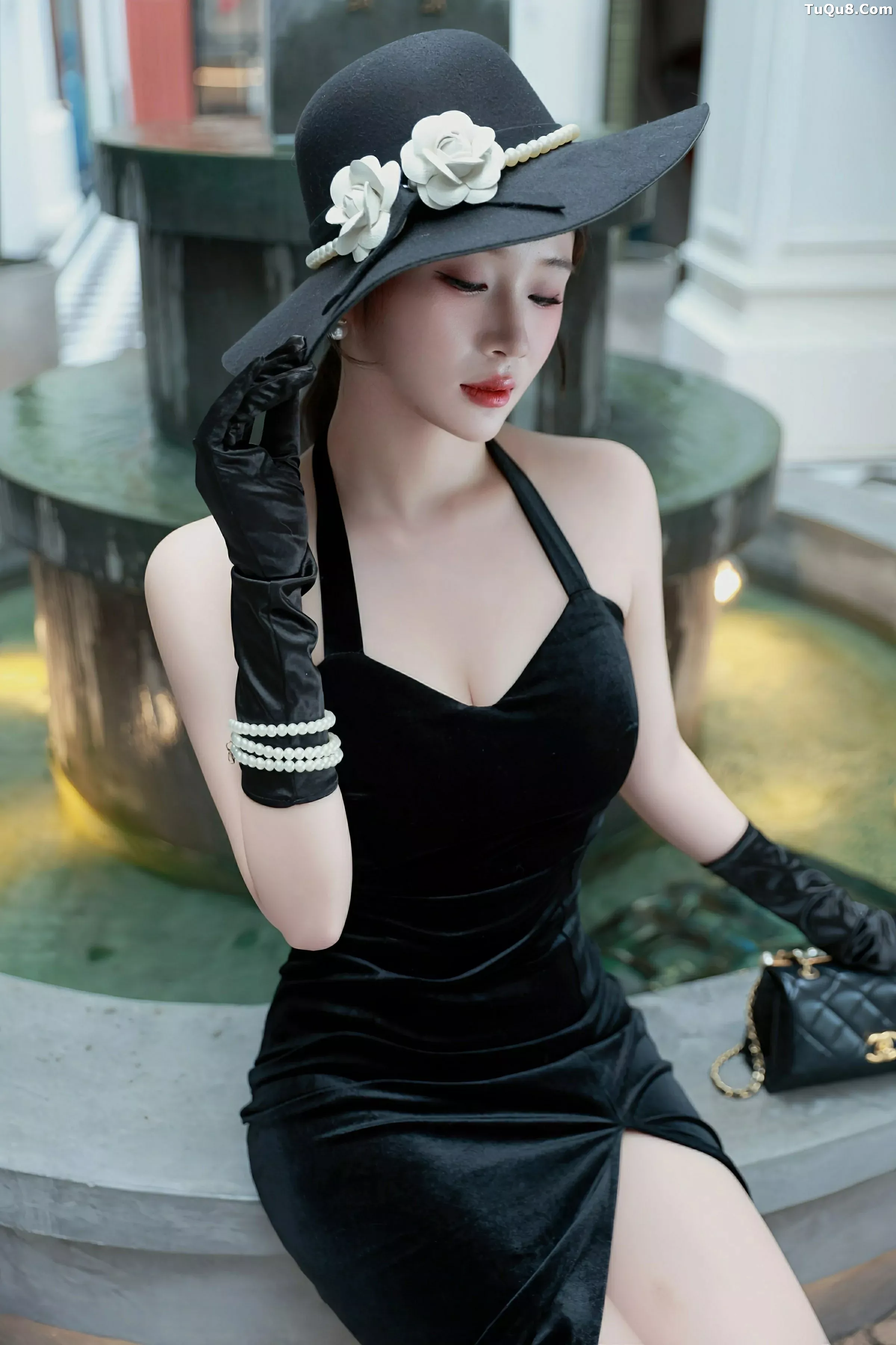 南乔性感黑色连衣裙+紫色情趣内衣秀柔美身姿撩人绝美写真 第 1 张