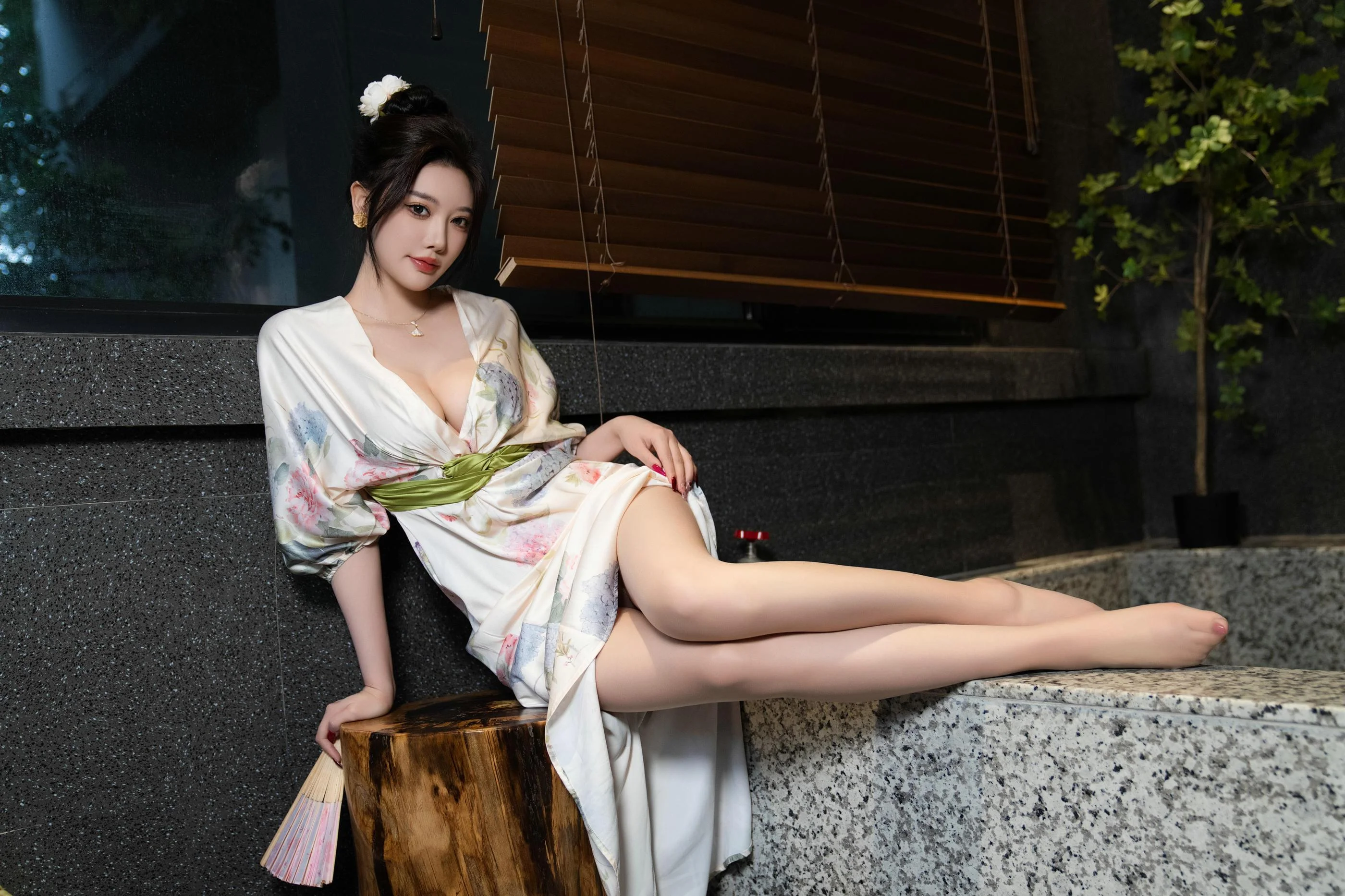 [秀人付费] 杨晨晨 诱人私拍福利 白色睡袍红色情趣 第 84 张