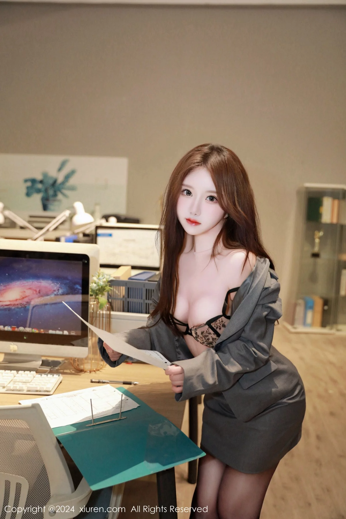 小薯条nienie灰色OL制服露性感黑色轻透内衣迷人绝美写真 第 22 张