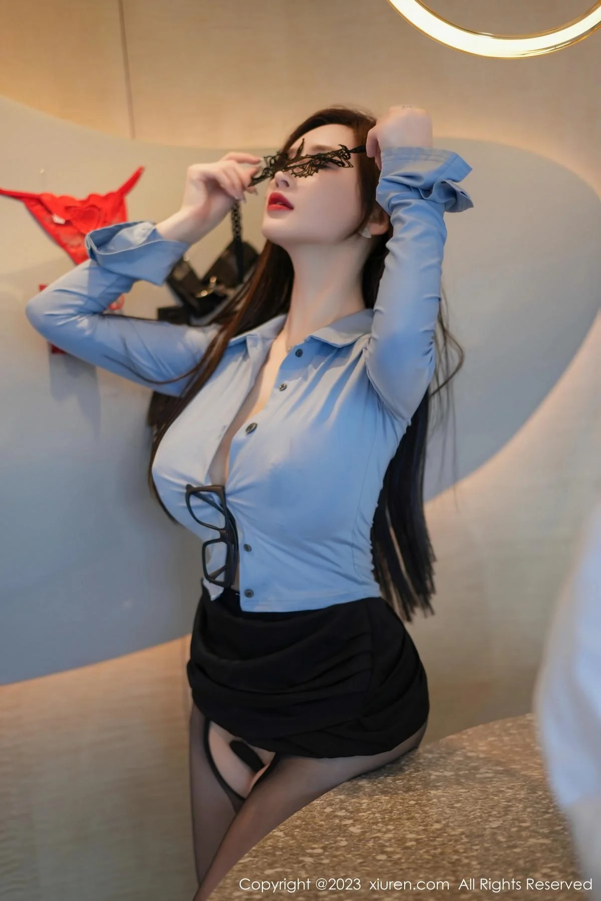 Carol周妍希蓝衬衫配黑短裙露开档黑丝秀翘臀美腿绝美写真 第 20 张
