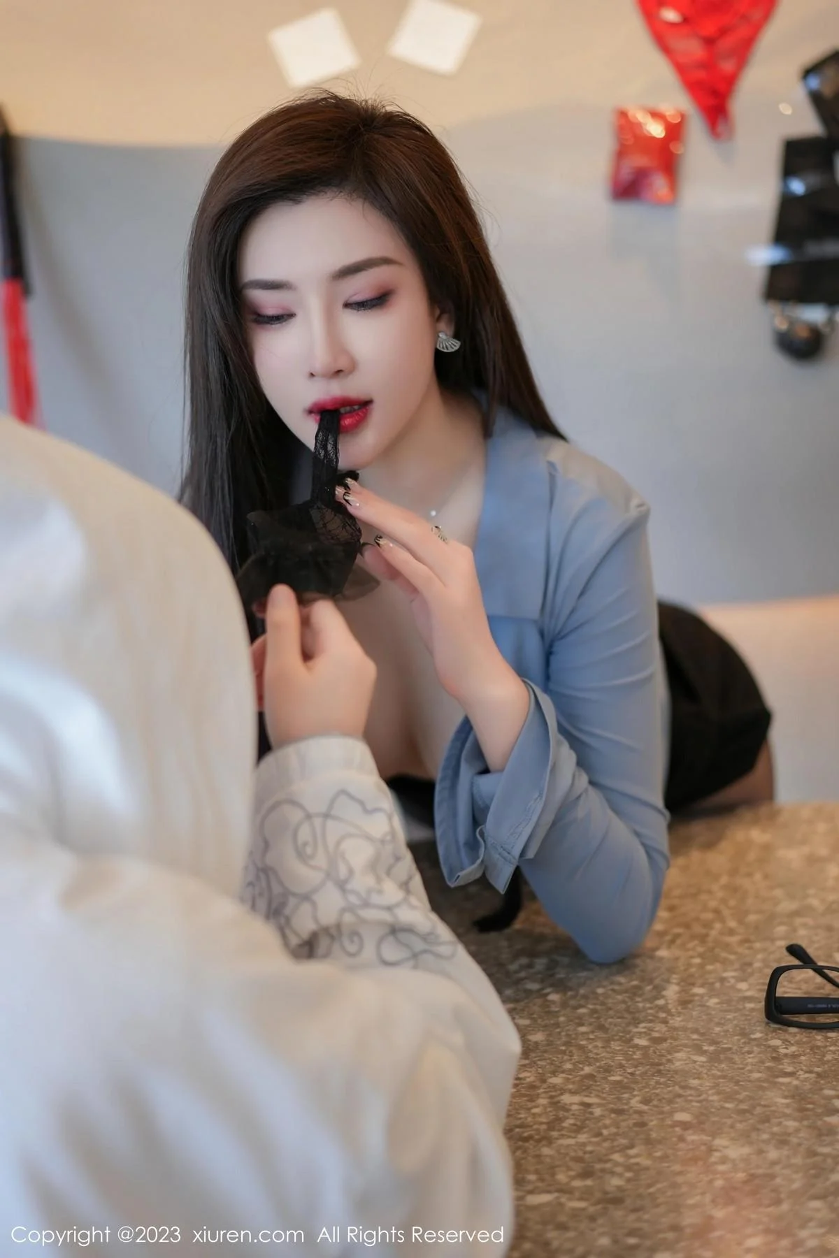 Carol周妍希蓝衬衫配黑短裙露开档黑丝秀翘臀美腿绝美写真 第 28 张