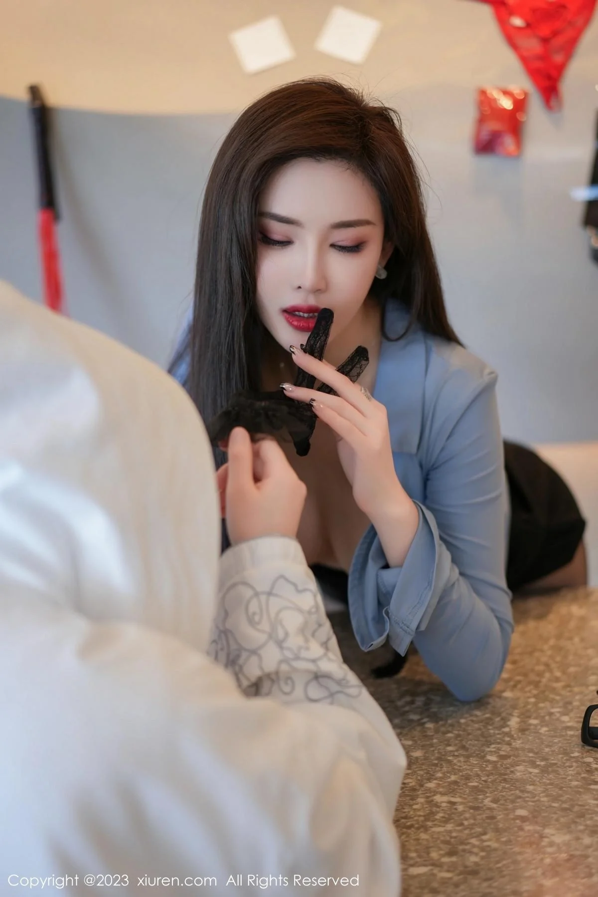 Carol周妍希蓝衬衫配黑短裙露开档黑丝秀翘臀美腿绝美写真 第 29 张