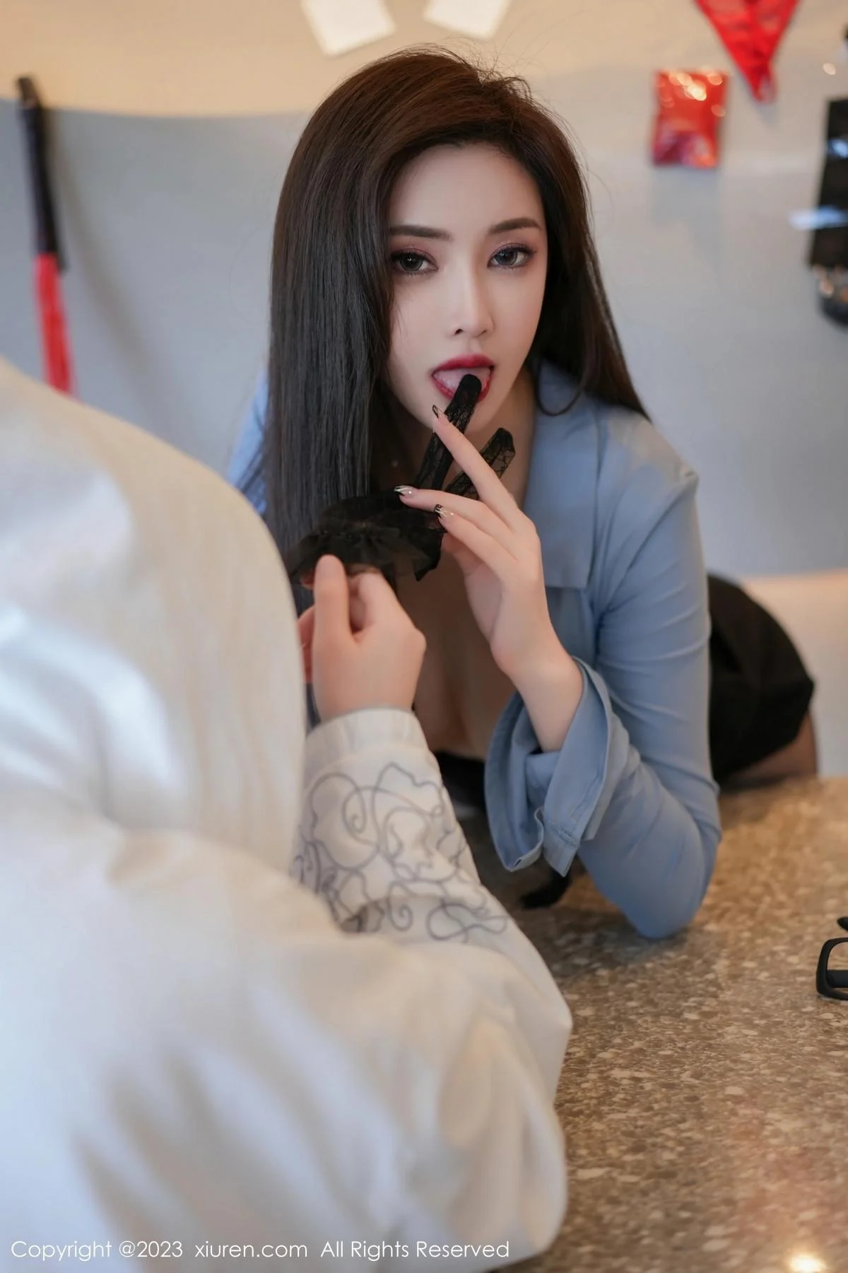 Carol周妍希蓝衬衫配黑短裙露开档黑丝秀翘臀美腿绝美写真 第 30 张