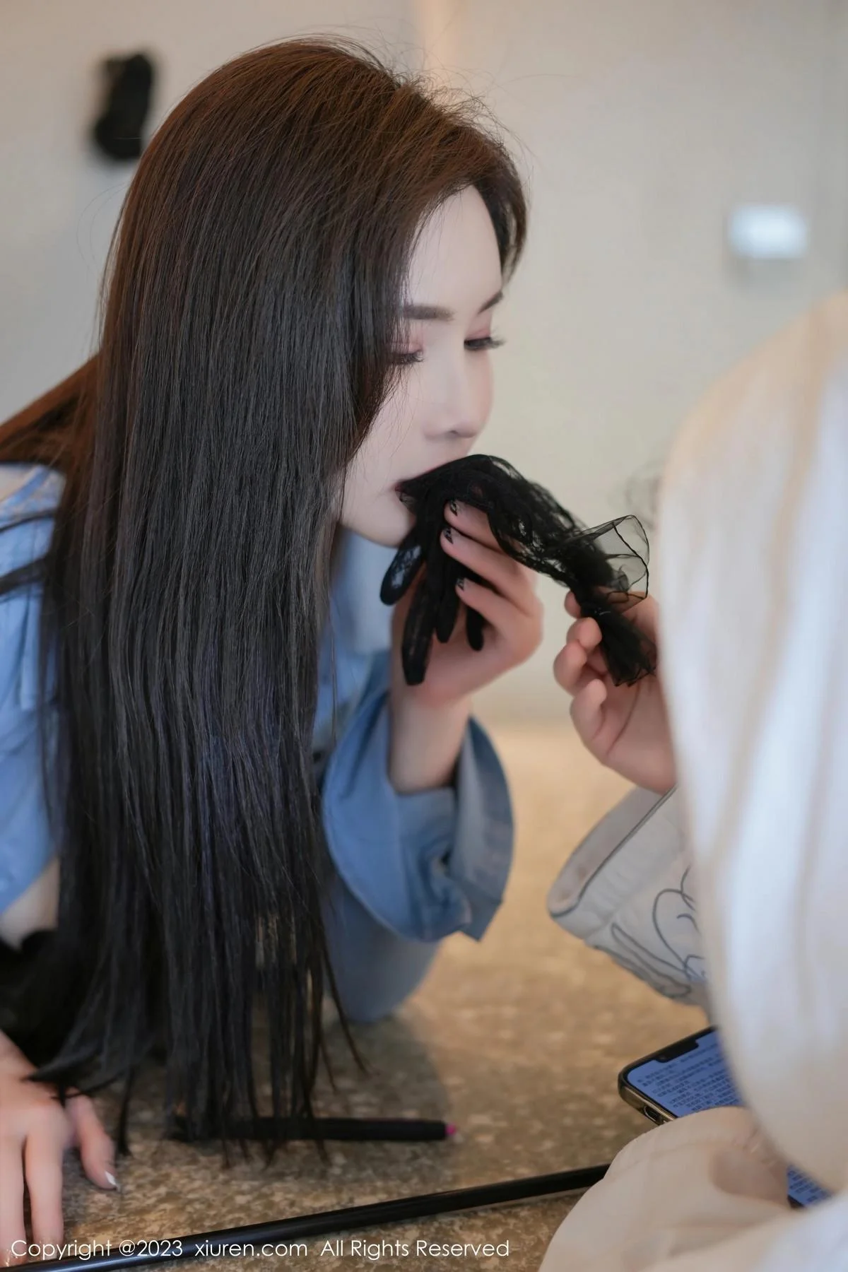 Carol周妍希蓝衬衫配黑短裙露开档黑丝秀翘臀美腿绝美写真 第 31 张