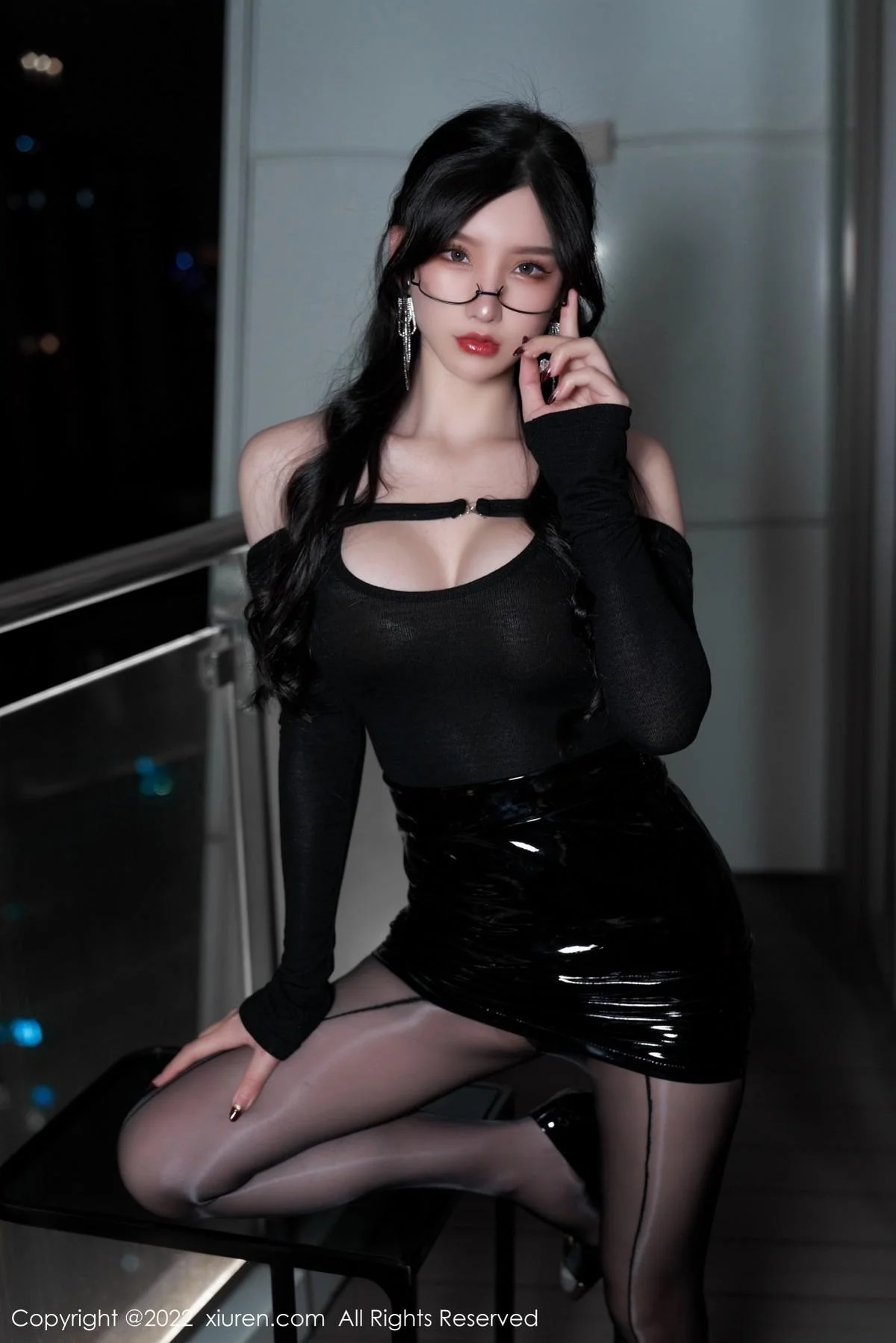周于希Sally性感黑色服饰配闪亮黑丝半脱秀完美身材绝美写真 第 21 张