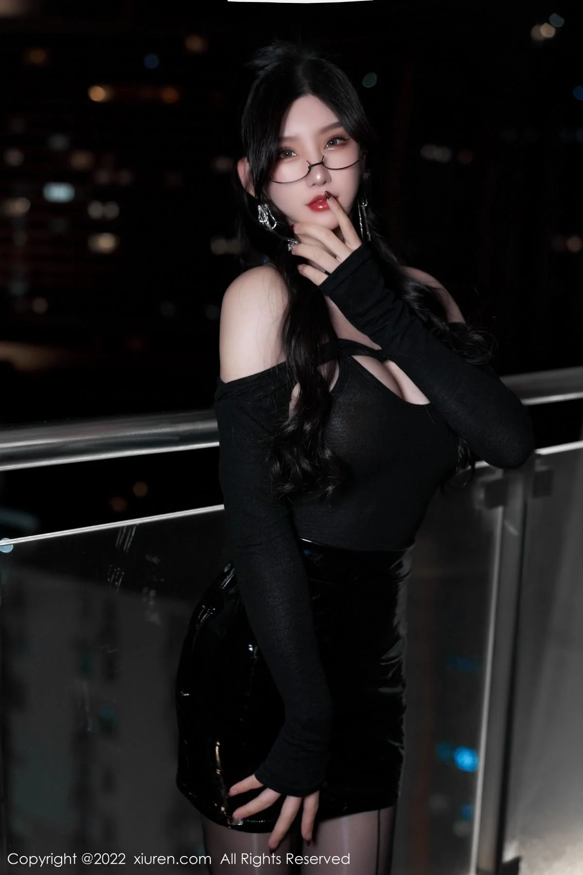 周于希Sally性感黑色服饰配闪亮黑丝半脱秀完美身材绝美写真 第 25 张