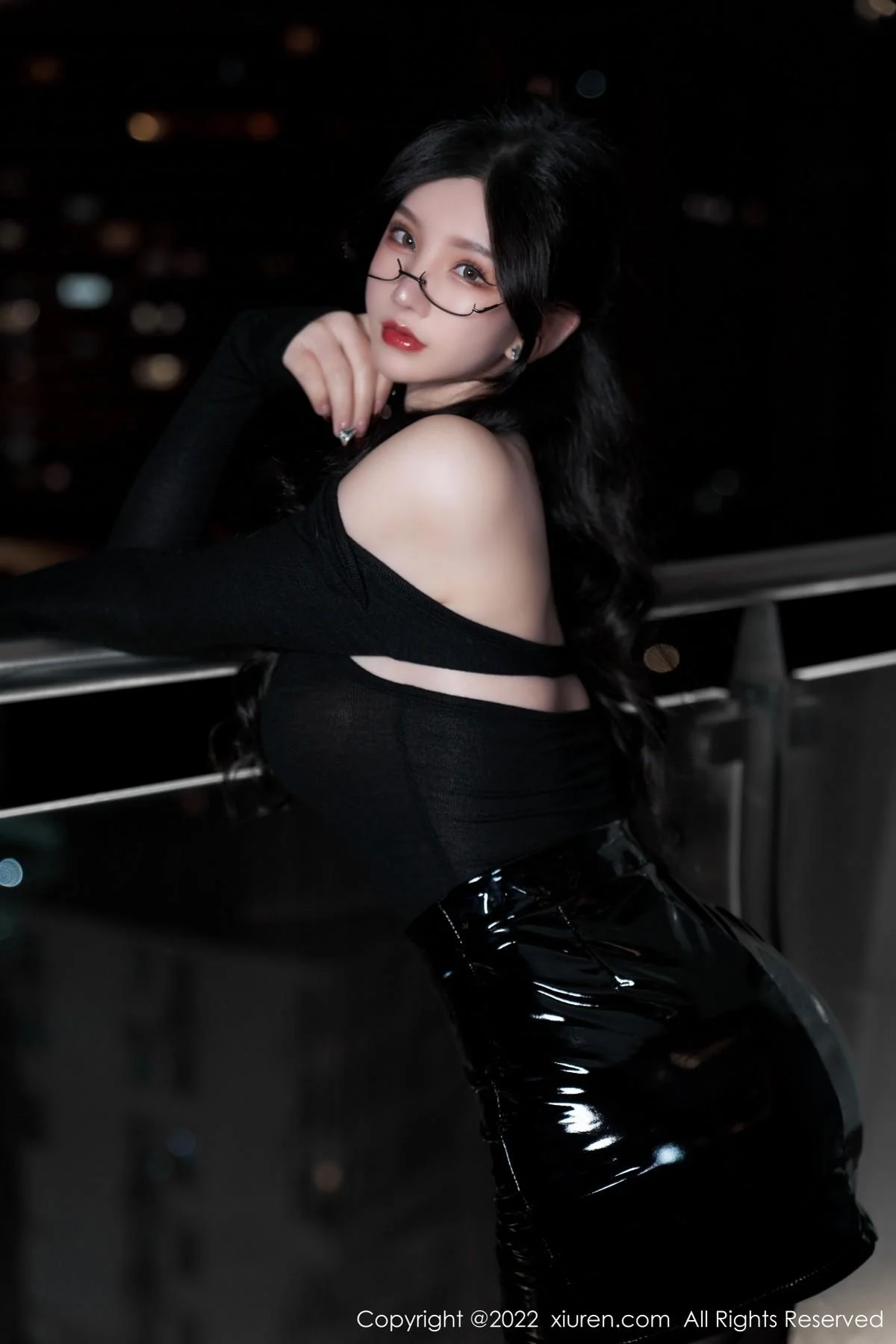 周于希Sally性感黑色服饰配闪亮黑丝半脱秀完美身材绝美写真 第 27 张