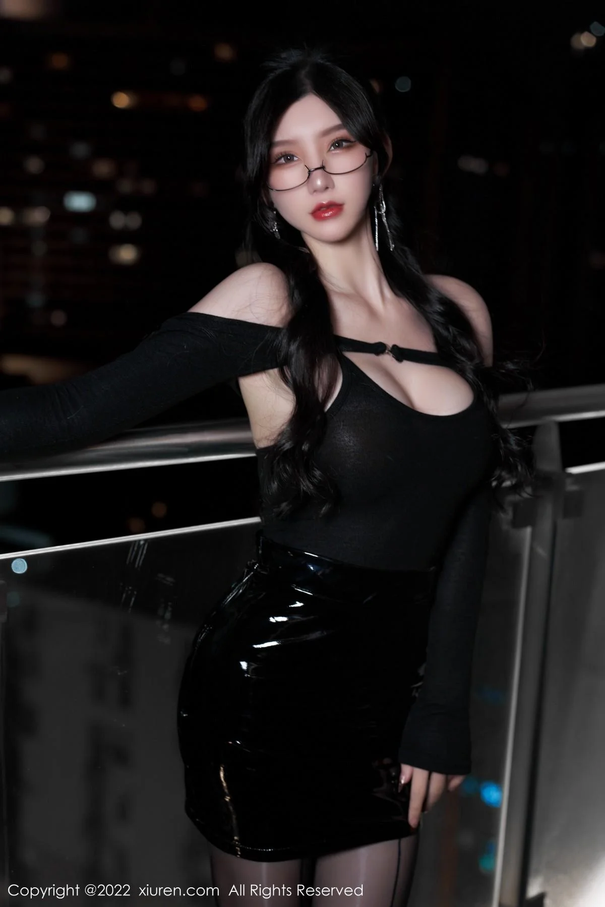 周于希Sally性感黑色服饰配闪亮黑丝半脱秀完美身材绝美写真 第 29 张