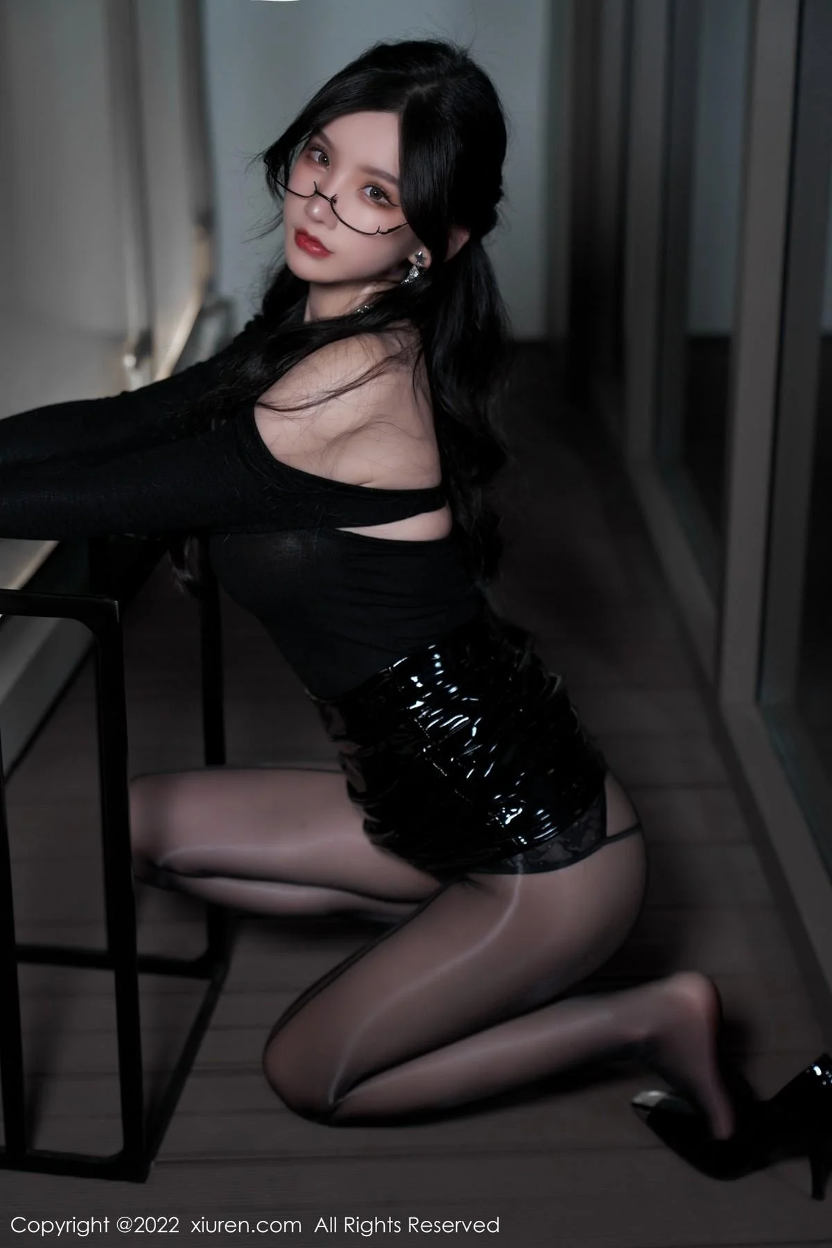 周于希Sally性感黑色服饰配闪亮黑丝半脱秀完美身材绝美写真 第 46 张
