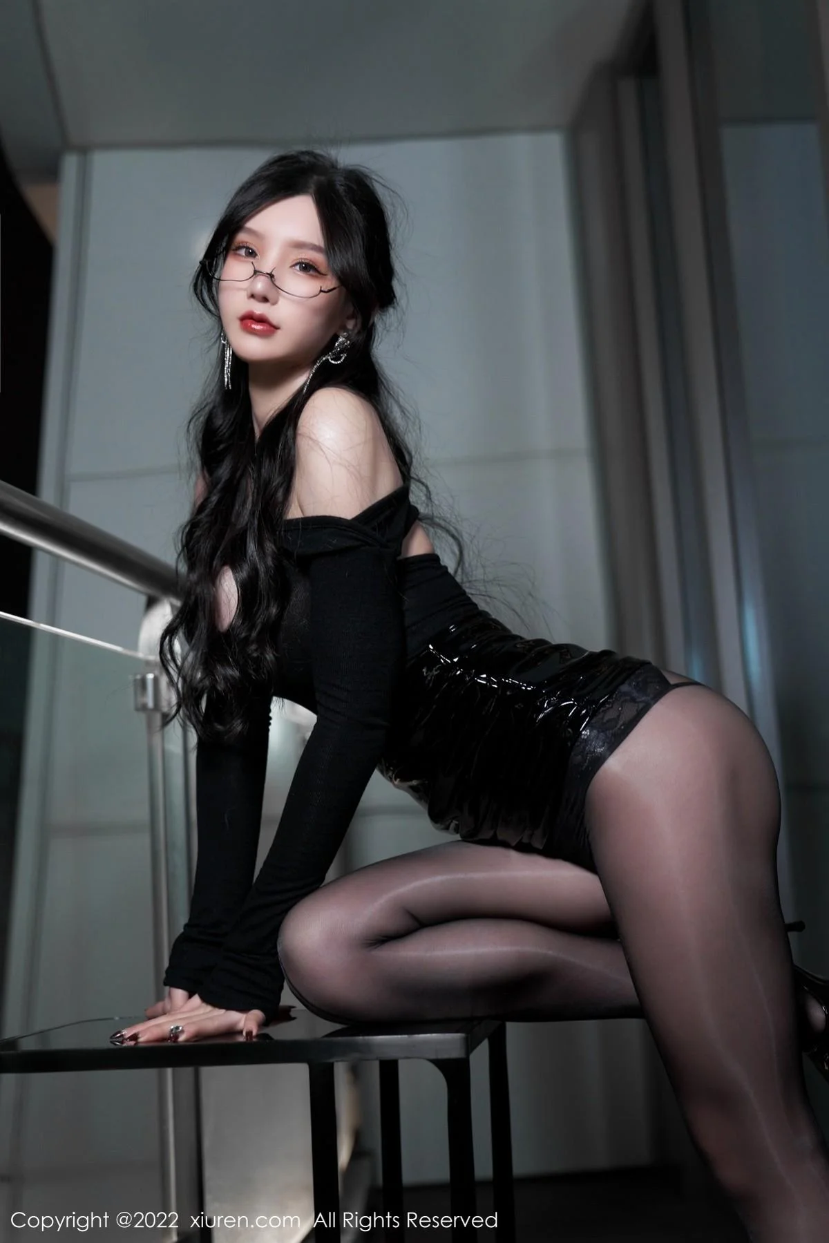 周于希Sally性感黑色服饰配闪亮黑丝半脱秀完美身材绝美写真 第 52 张