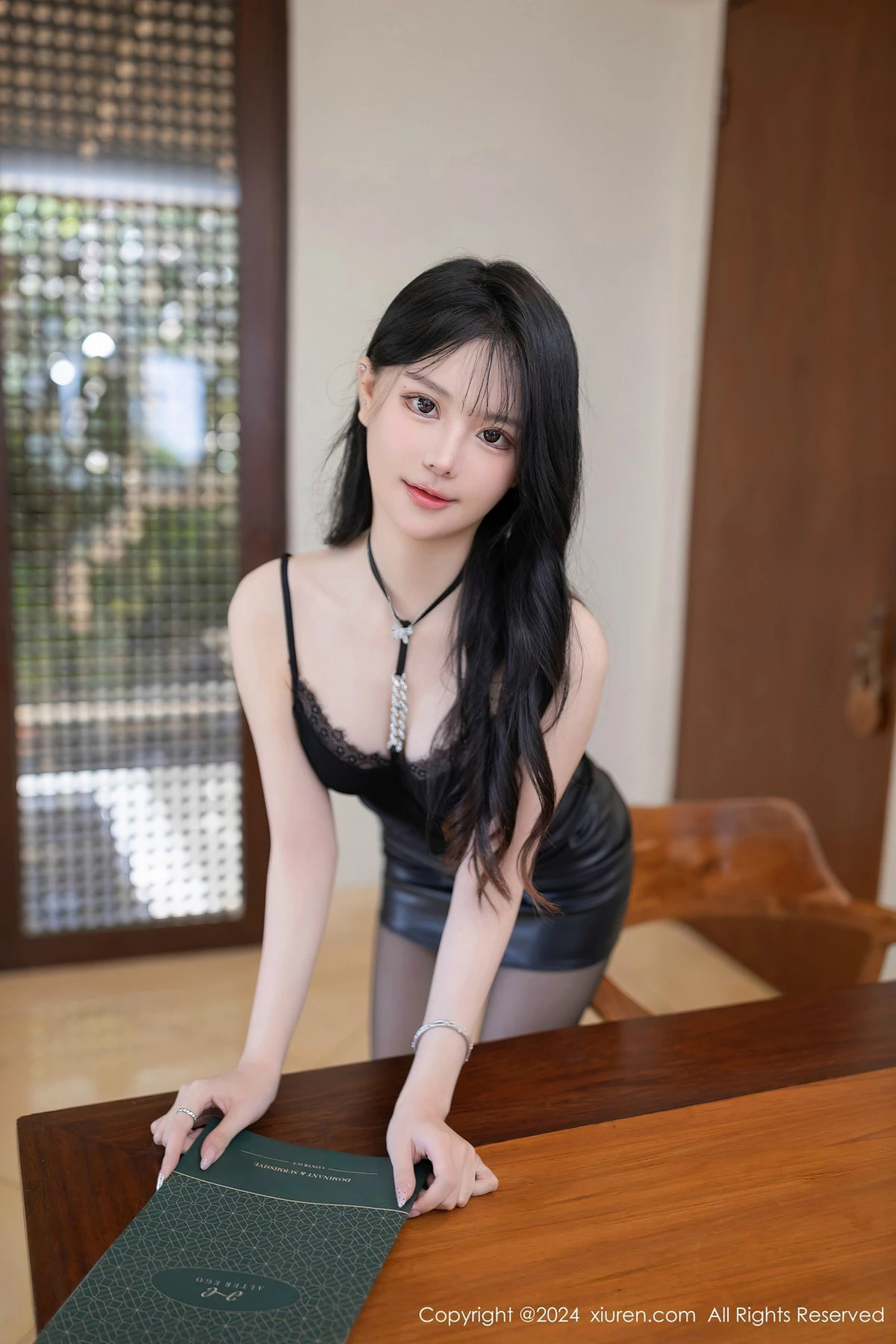 幼幼性感黑色露肩吊带露黑色内衣配开档黑丝极致魅惑写真 第 54 张