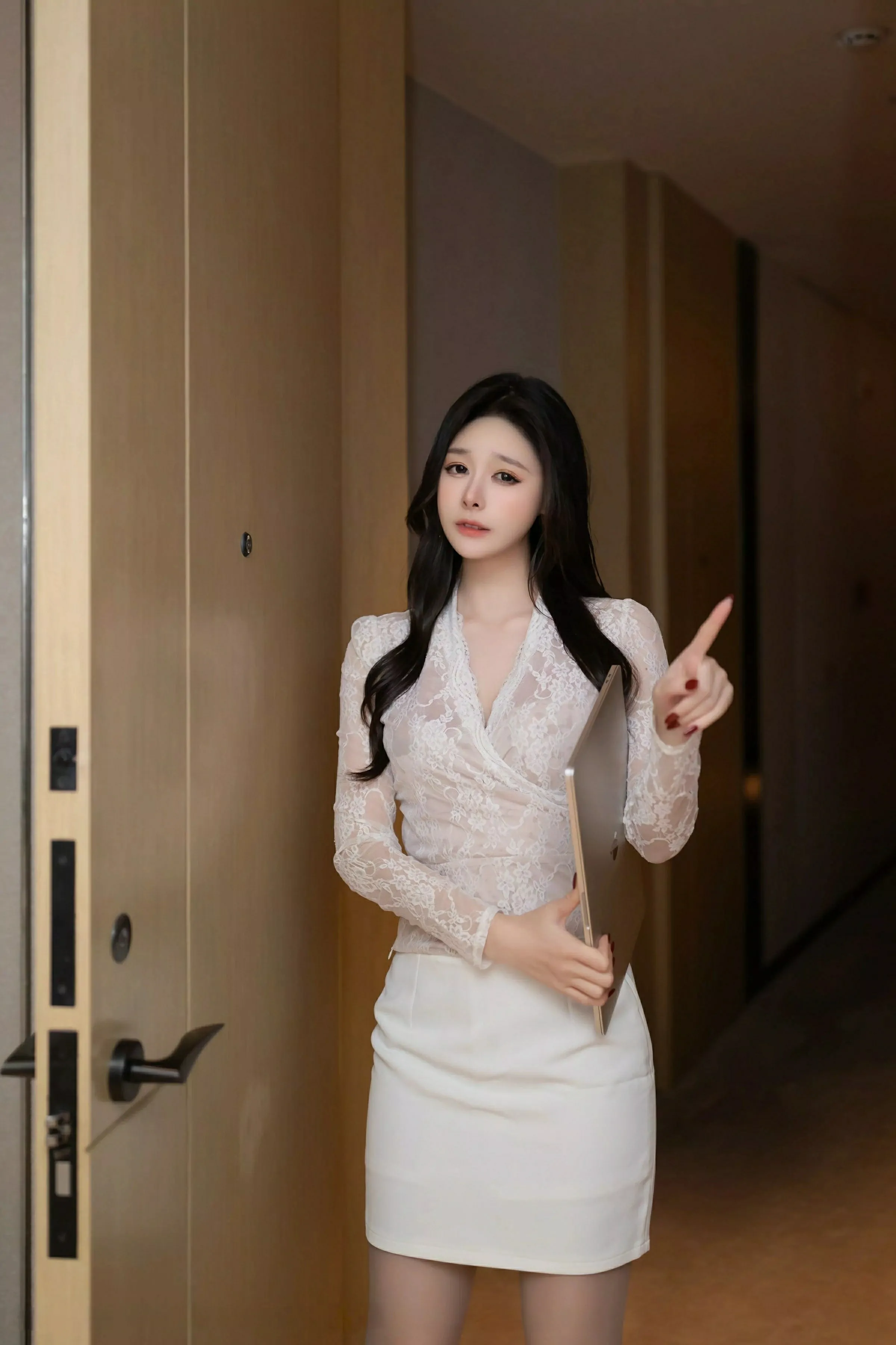 小逗逗性感白色连衣短裙配灰色丝袜秀曼妙身姿迷人绝美写真 第 24 张
