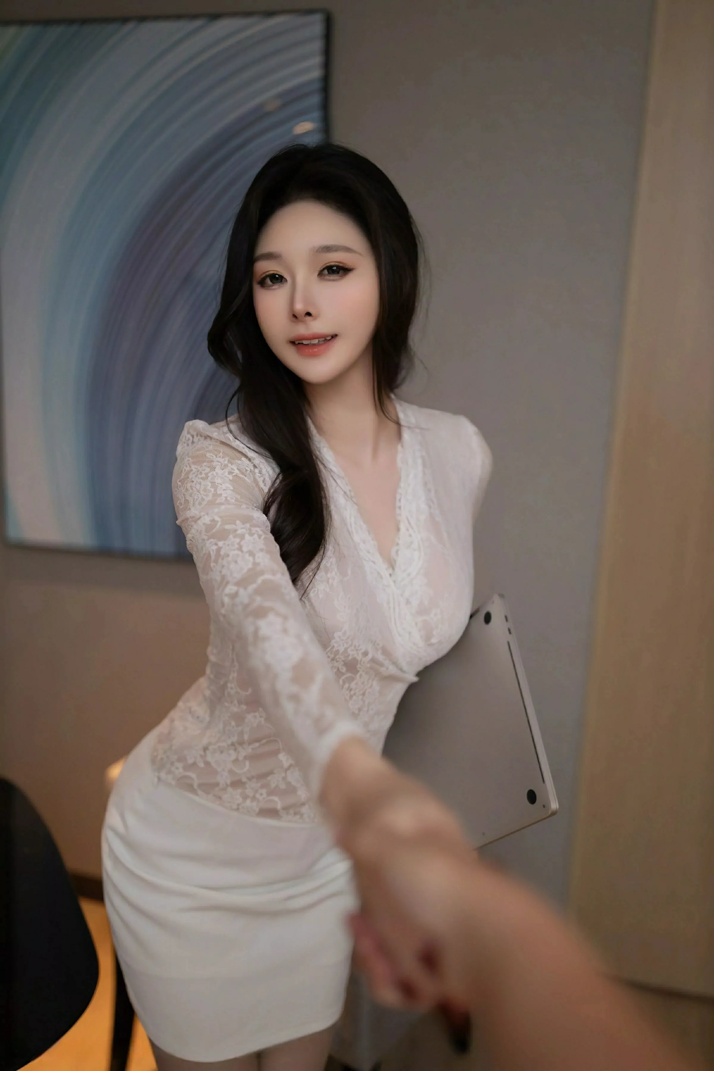 小逗逗性感白色连衣短裙配灰色丝袜秀曼妙身姿迷人绝美写真 第 46 张