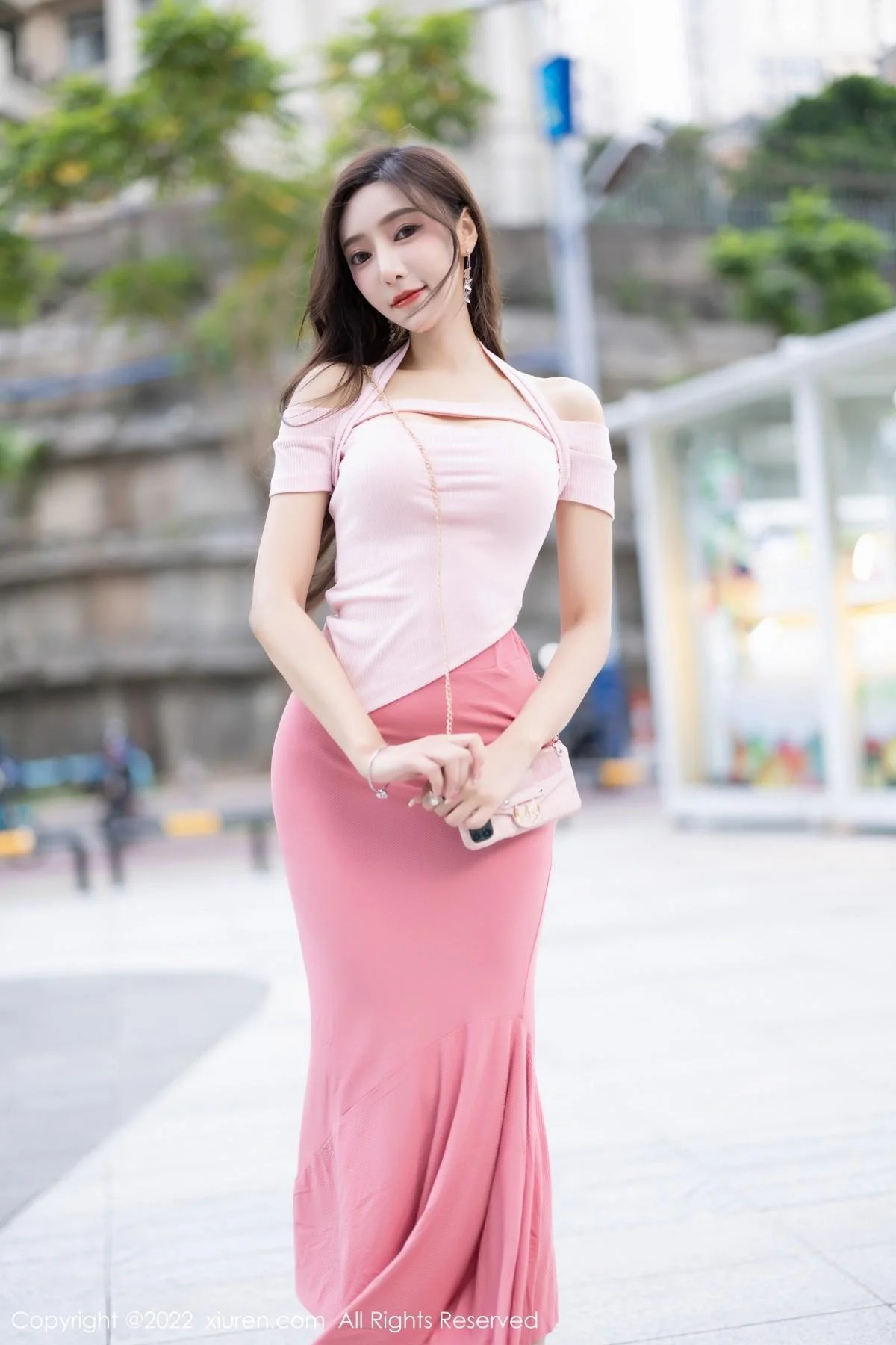王馨瑶yanni脱粉色长裙露性感蕾丝内裤秀惹火身材绝美写真 第 3 张