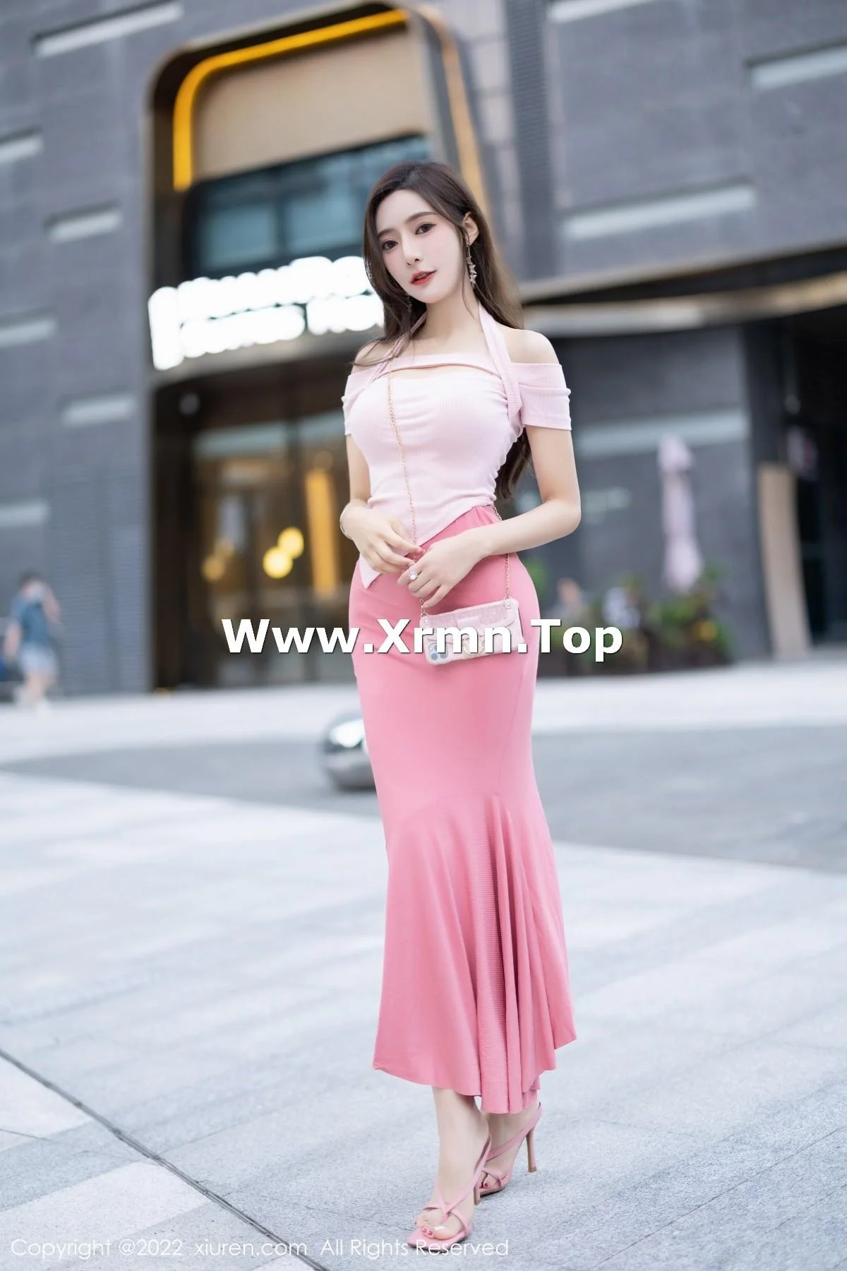 王馨瑶yanni脱粉色长裙露性感蕾丝内裤秀惹火身材绝美写真 第 5 张