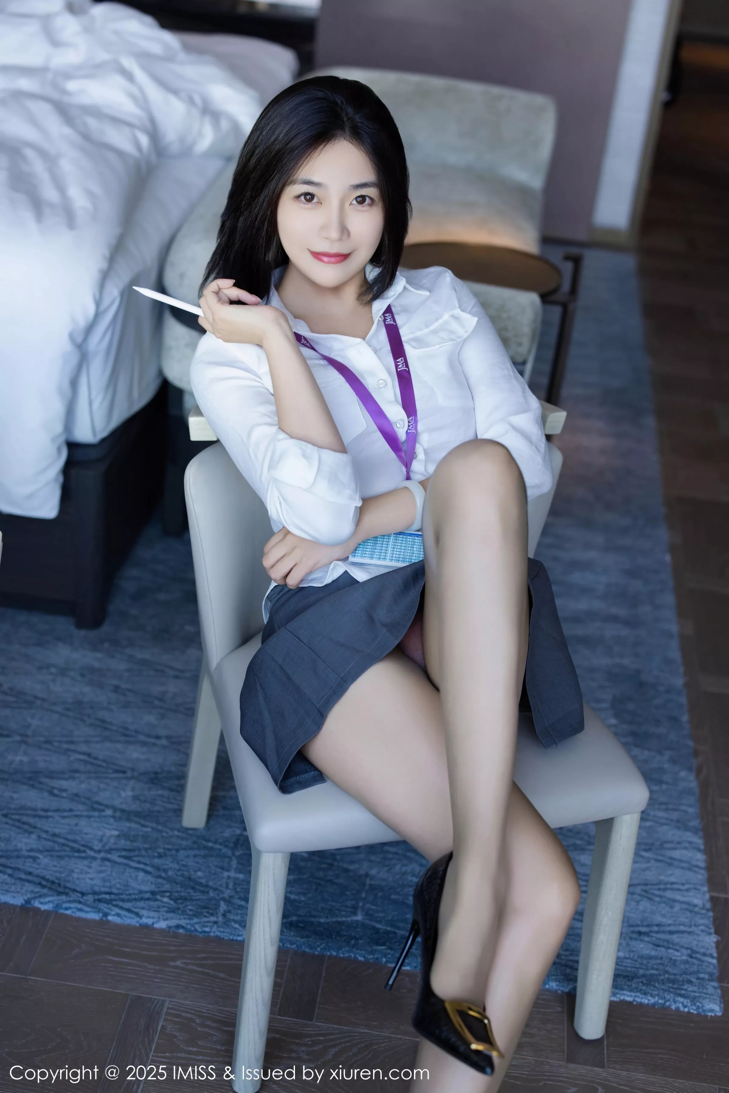 许诺Sabrina灰色OL服饰露红色内衣配超薄黑丝秀美腿绝美写真 第 34 张