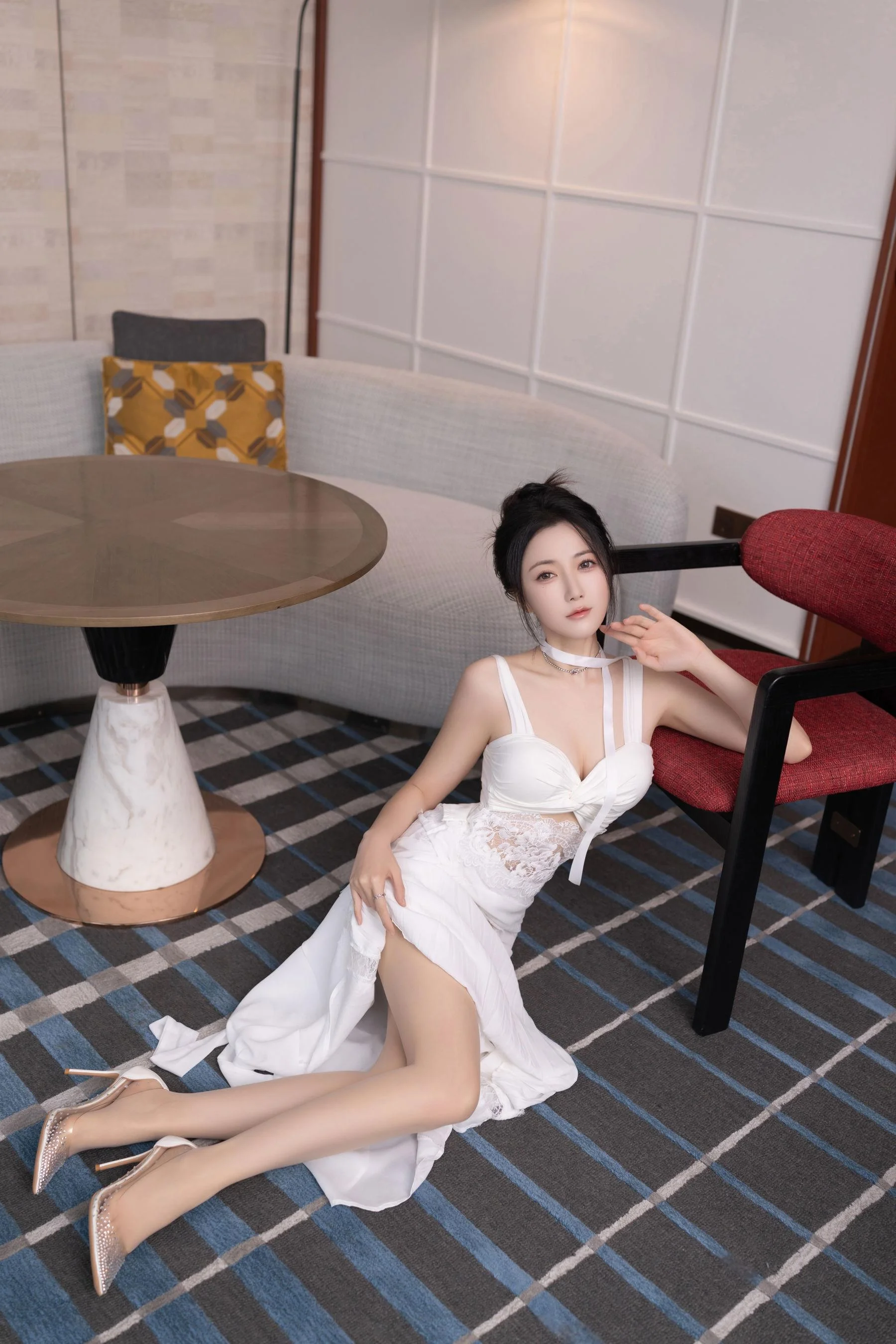 [秀人付费] 鱼子酱Fish 诱人私拍福利 白裙肉丝 第 14 张