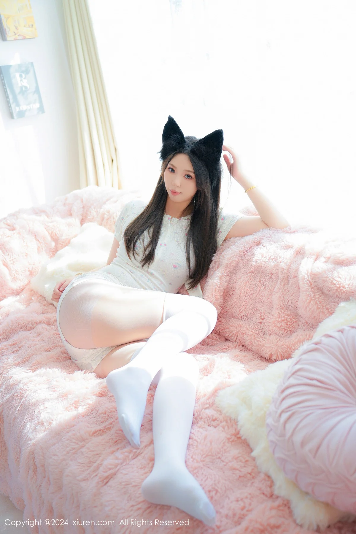 小波多私房性感白色上衣配白色丝袜秀凹凸身材惹火绝美写真 第 1 张