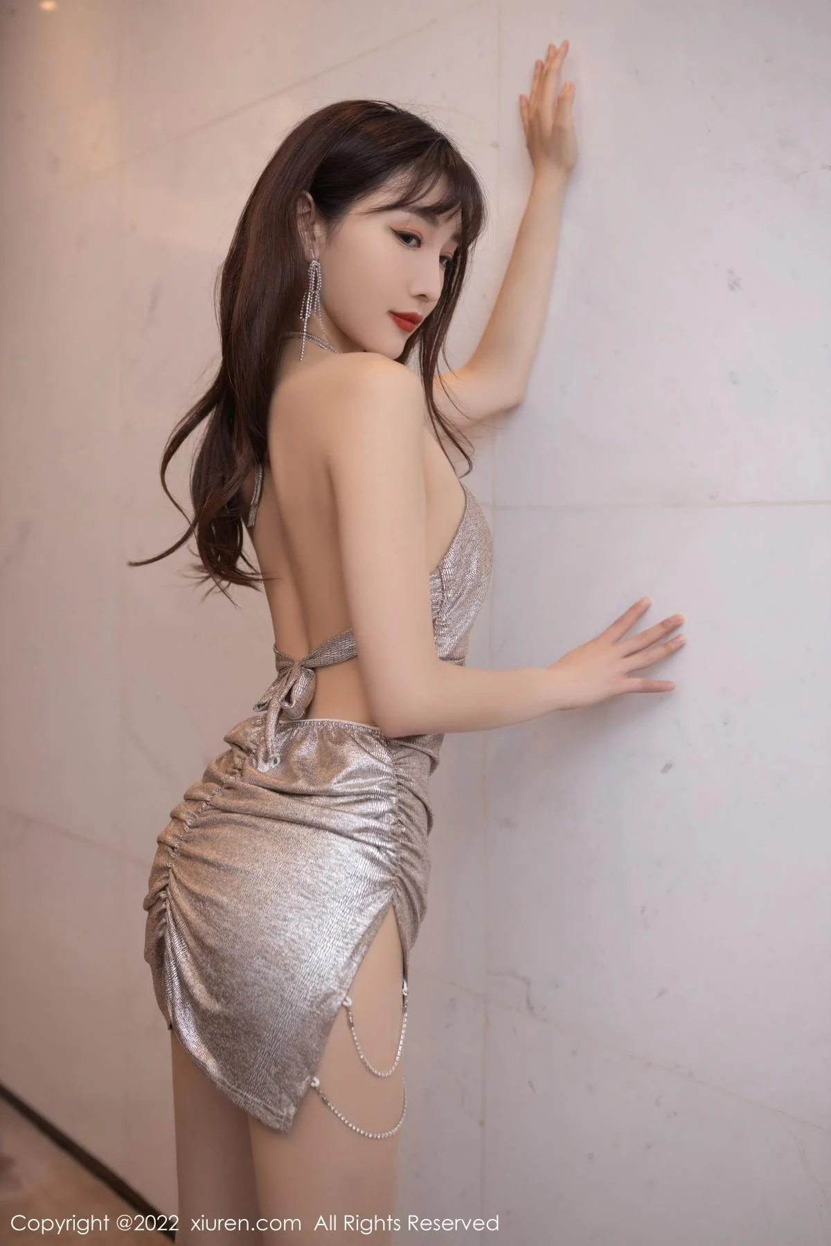 陆萱萱私房性感银色吊带裙配超薄肉丝秀完美身材绝美写真 第 1 张