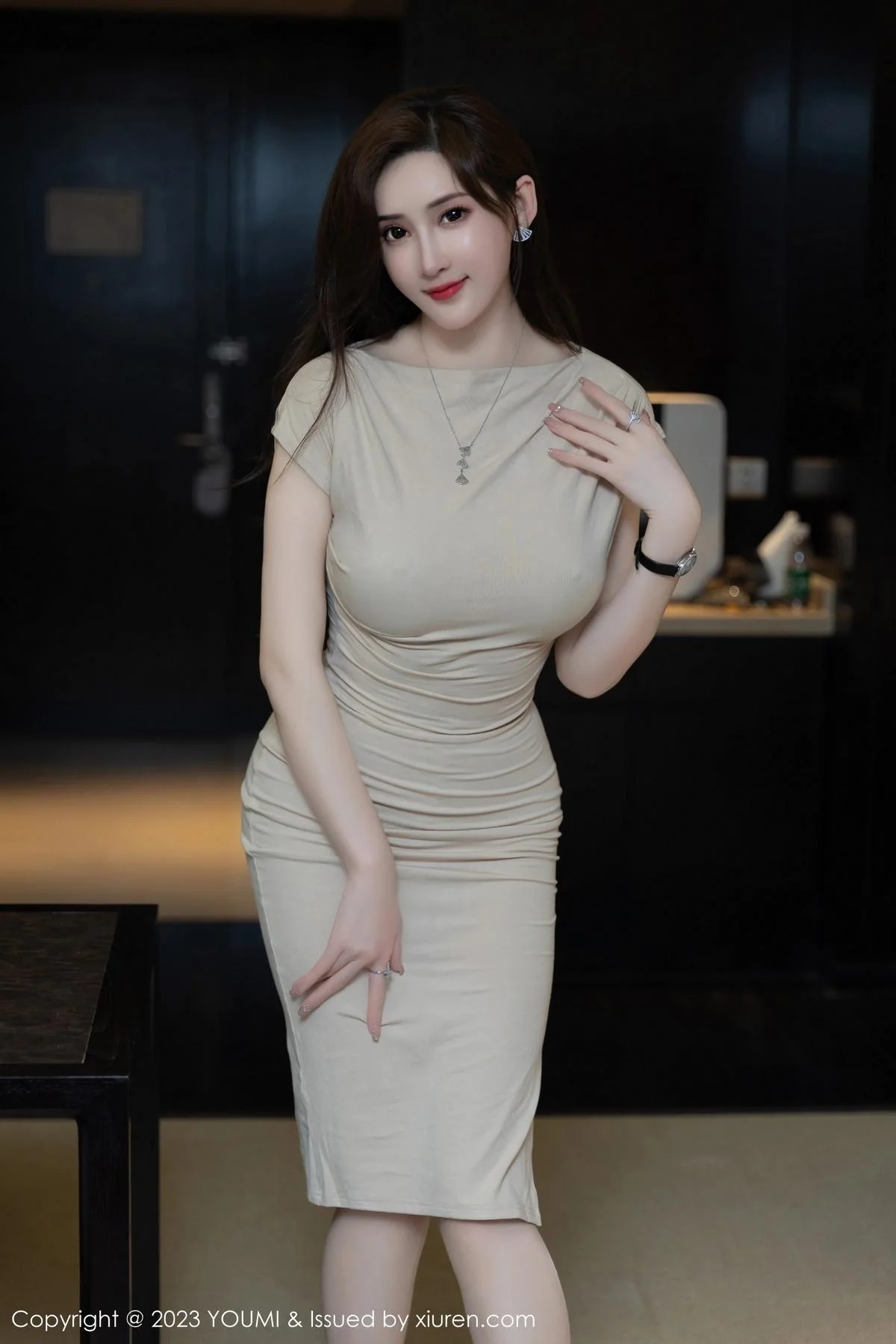 Carol周妍希性感浅色连衣长裙配超薄无内肉丝惹火绝美写真 第 4 张