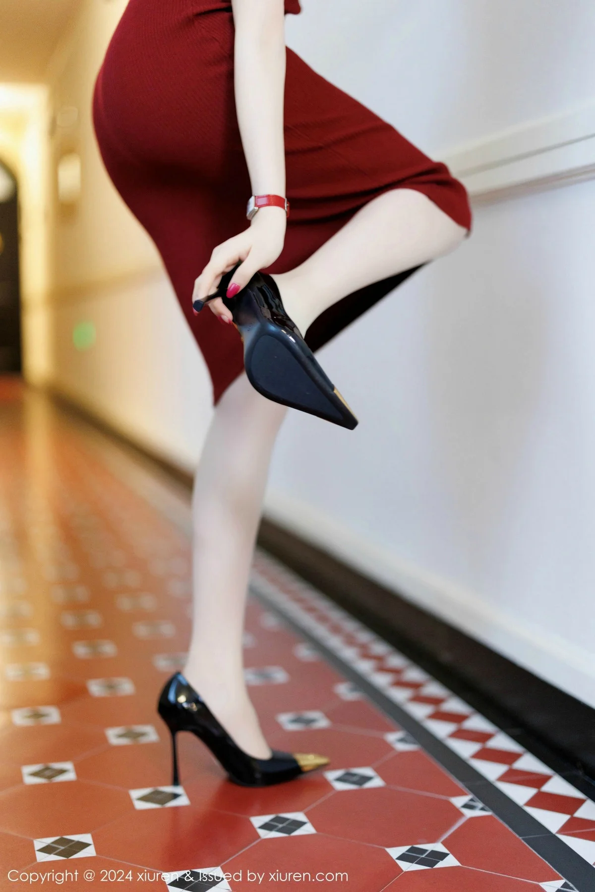 徐莉芝Booty红色连身裙露浅色内衣配超薄肉丝秀美腿绝美写真 第 4 张