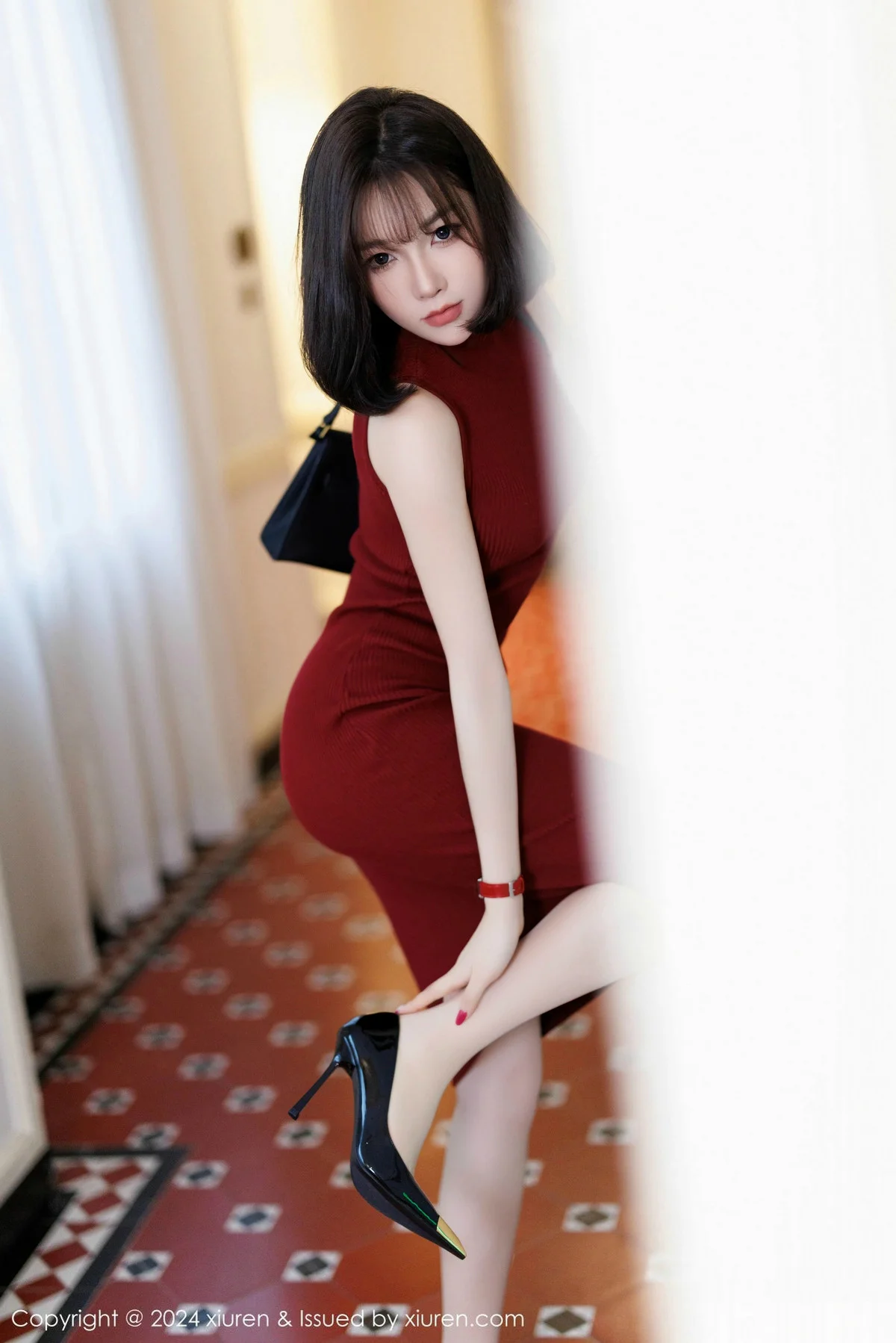 徐莉芝Booty红色连身裙露浅色内衣配超薄肉丝秀美腿绝美写真 第 5 张