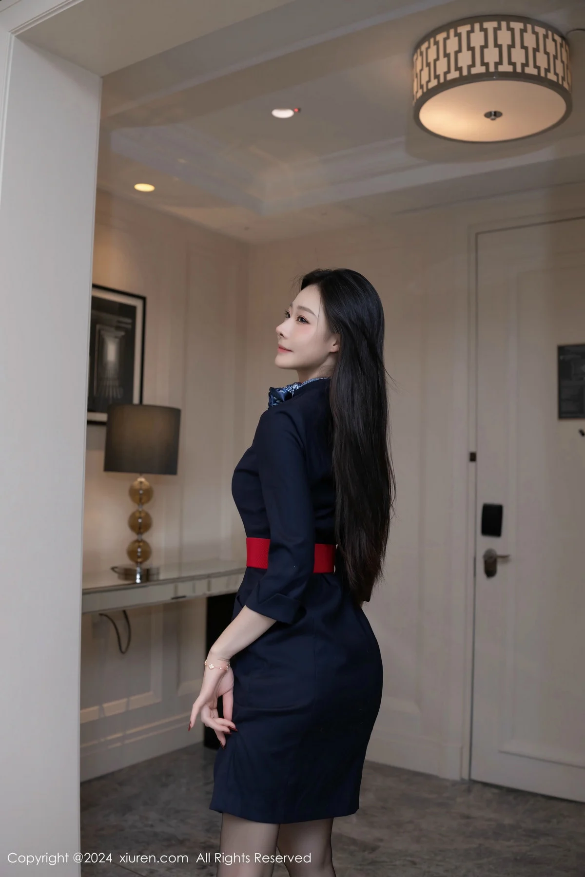 小逗逗深色制服露紫色内衣配开档黑丝秀曼妙身姿绝美写真 第 2 张