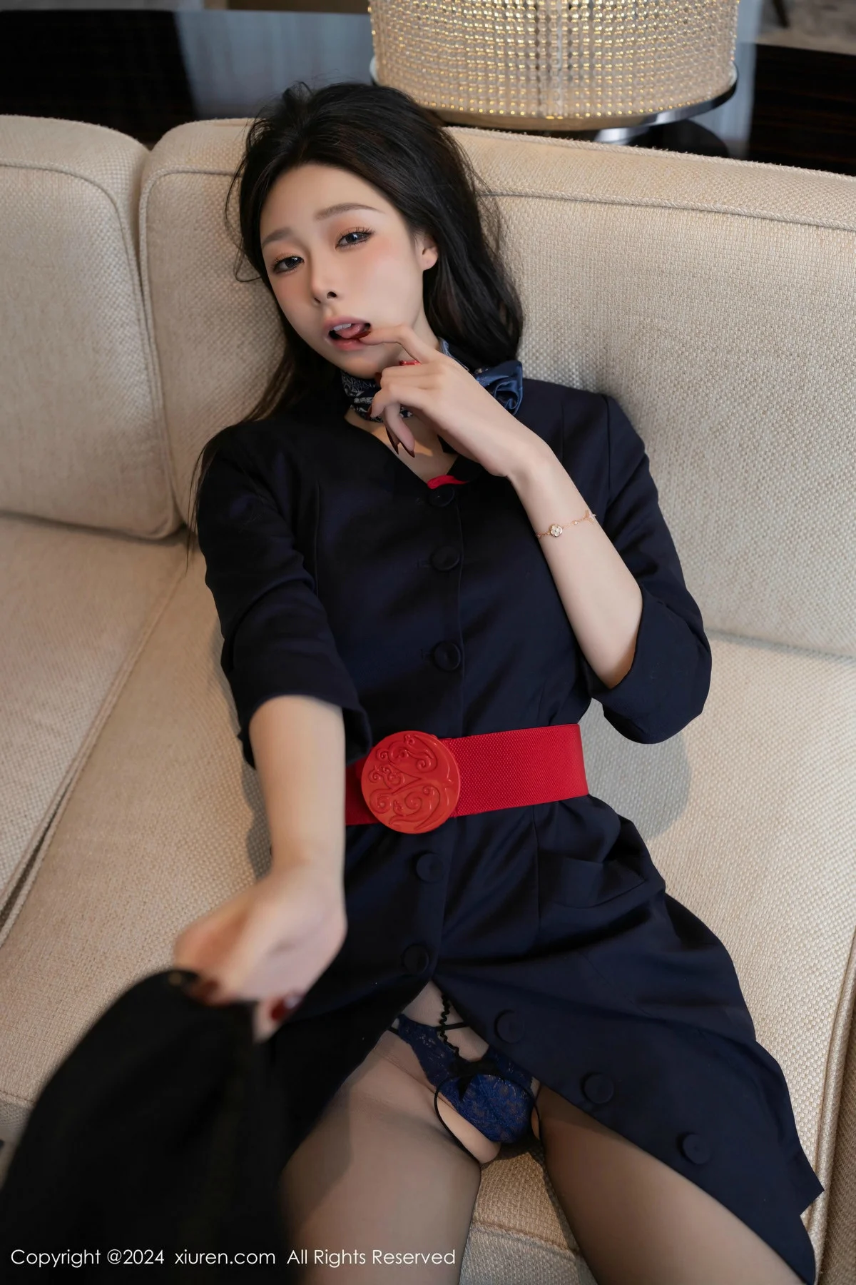 小逗逗深色制服露紫色内衣配开档黑丝秀曼妙身姿绝美写真 第 6 张