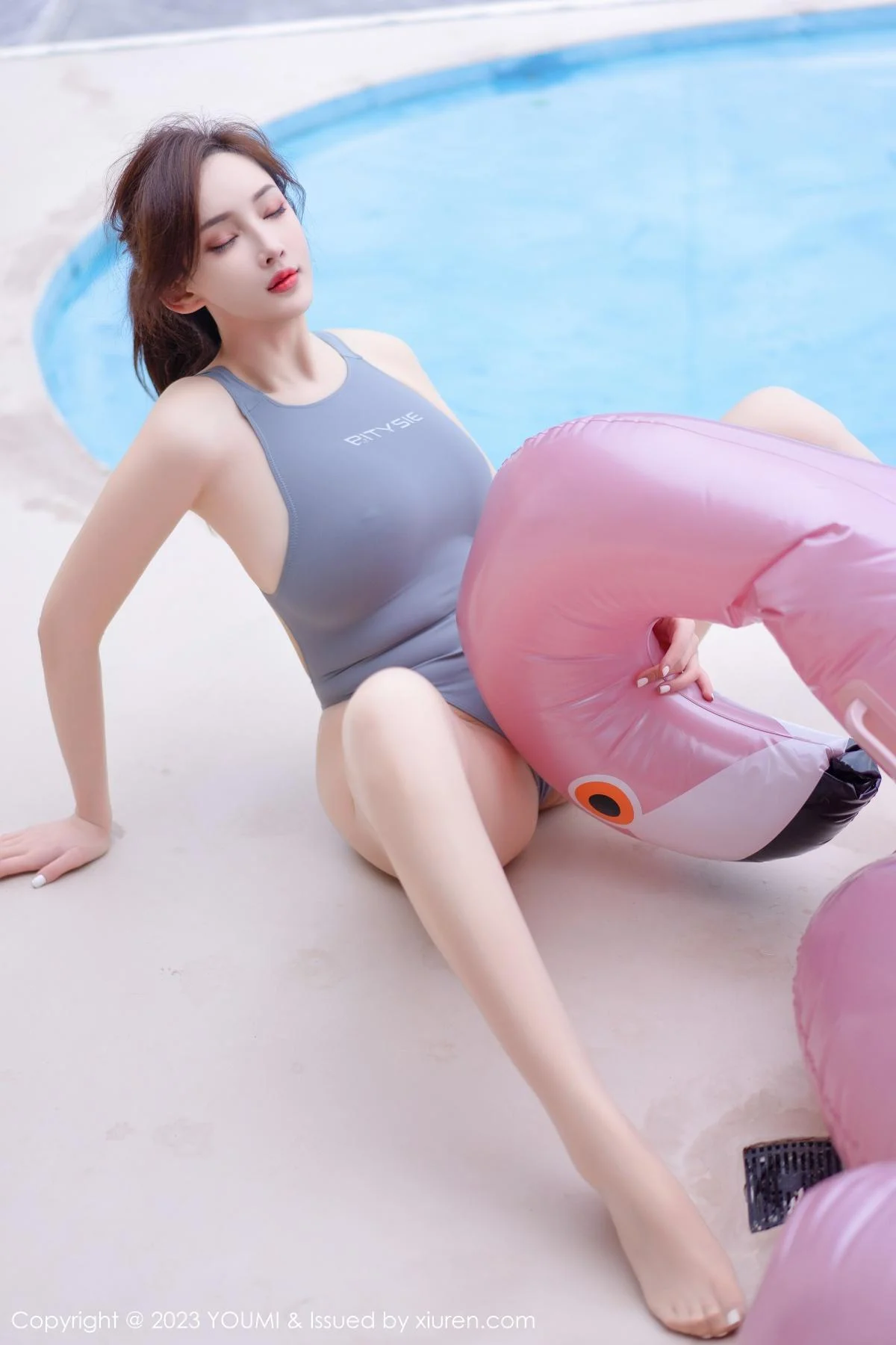 Carol周妍希大理旅拍性感蓝灰泳装秀丰满身材迷人绝美写真 第 43 张