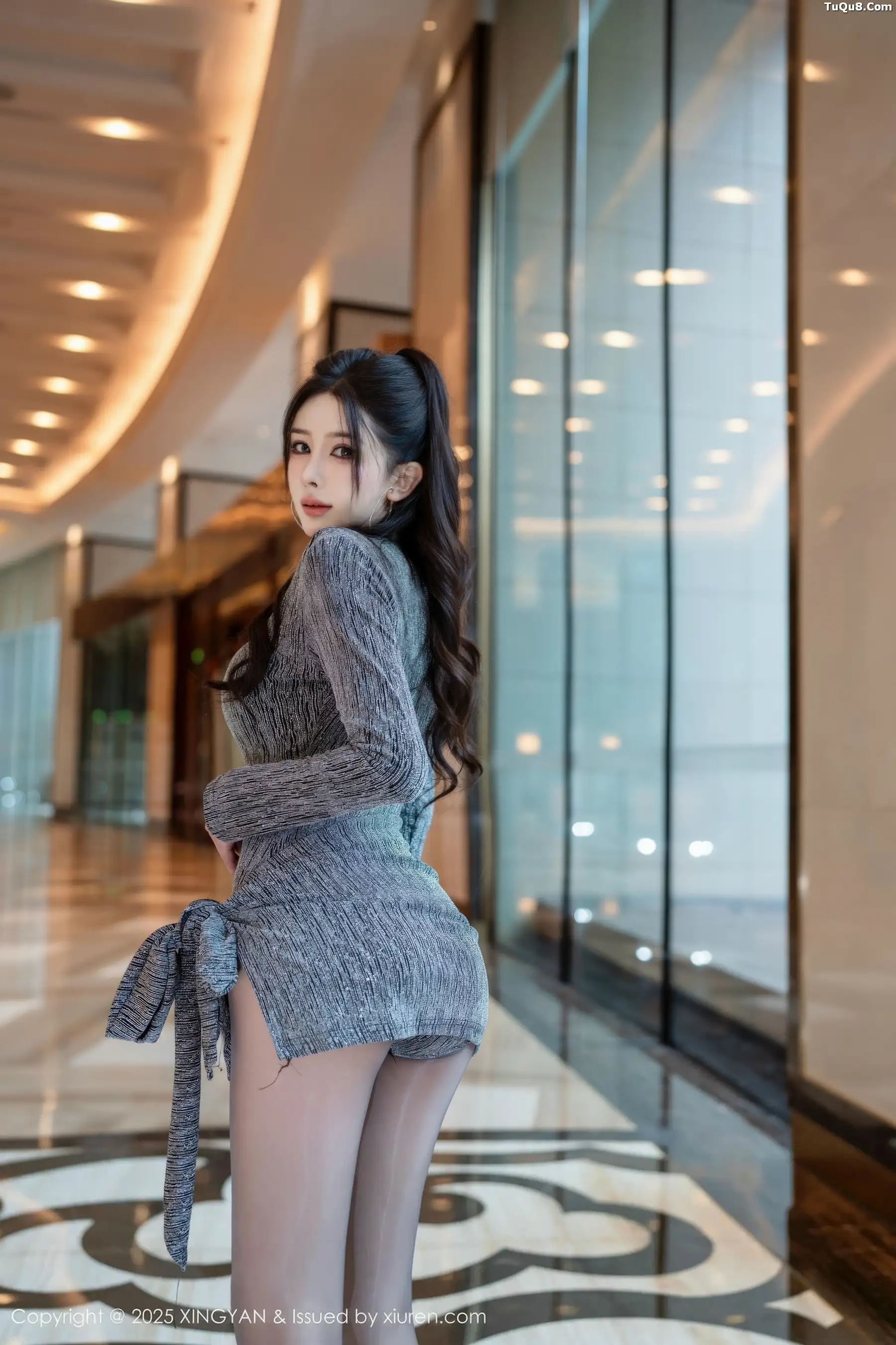 李丽莎灰色连衣短裙露金属情趣内衣秀惹火身材绝美写真 第 3 张