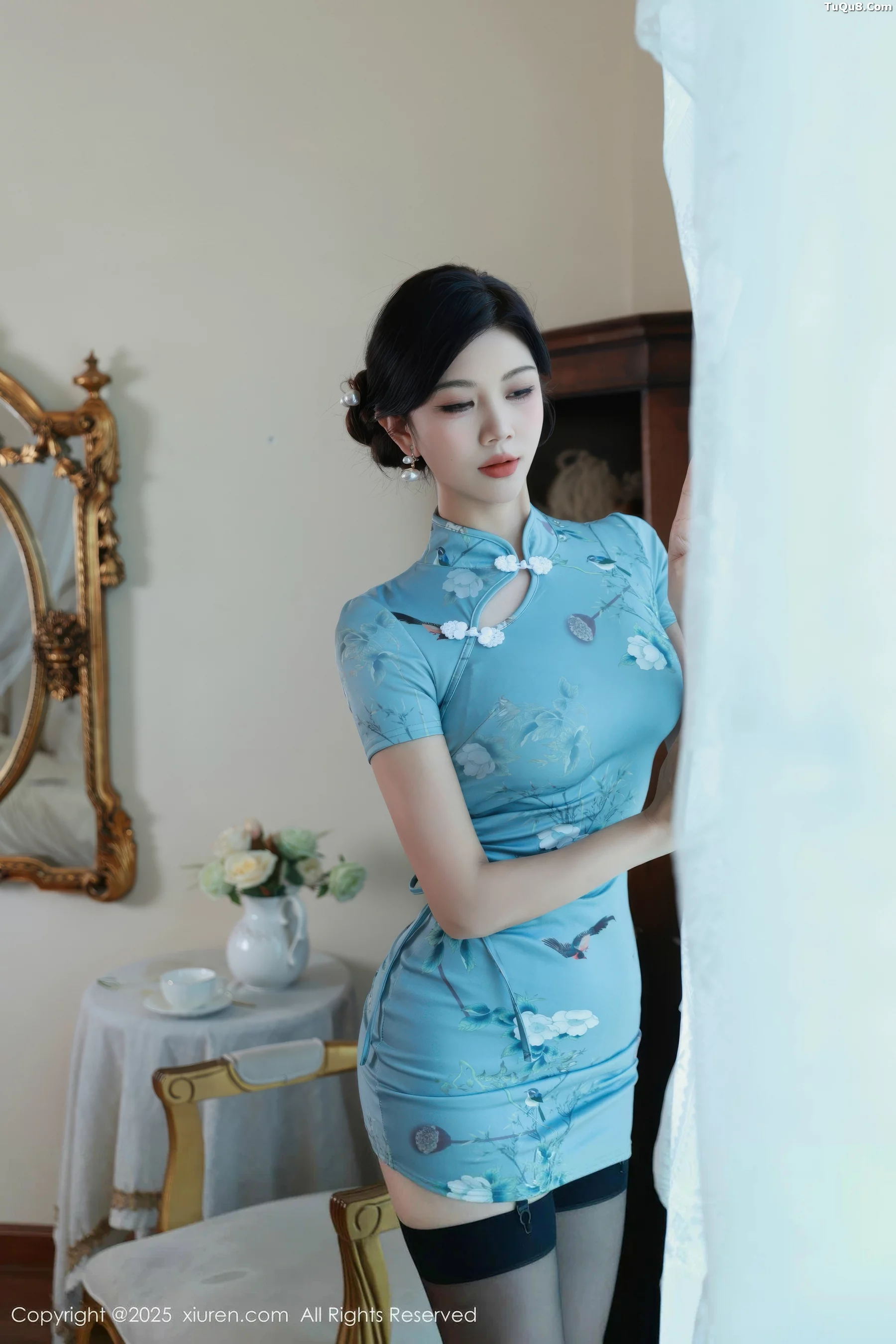 玫瑰我爱你性感旗袍露黑色内衣配黑丝吊袜秀凹凸身材绝美写真 第 21 张