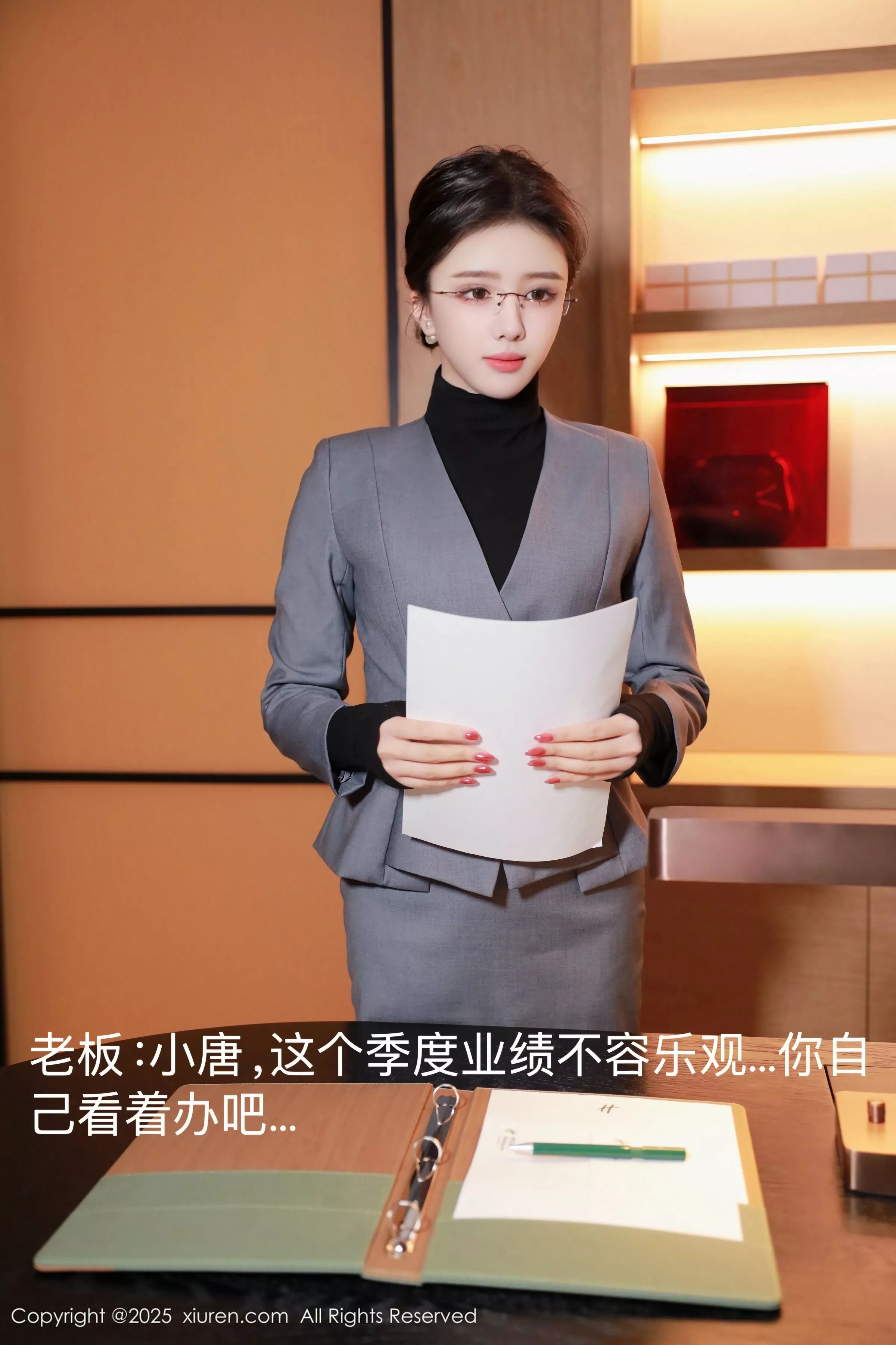 唐翩翩性感灰色OL服饰配黑丝吊袜秀完美身材迷人绝美写真 第 2 张