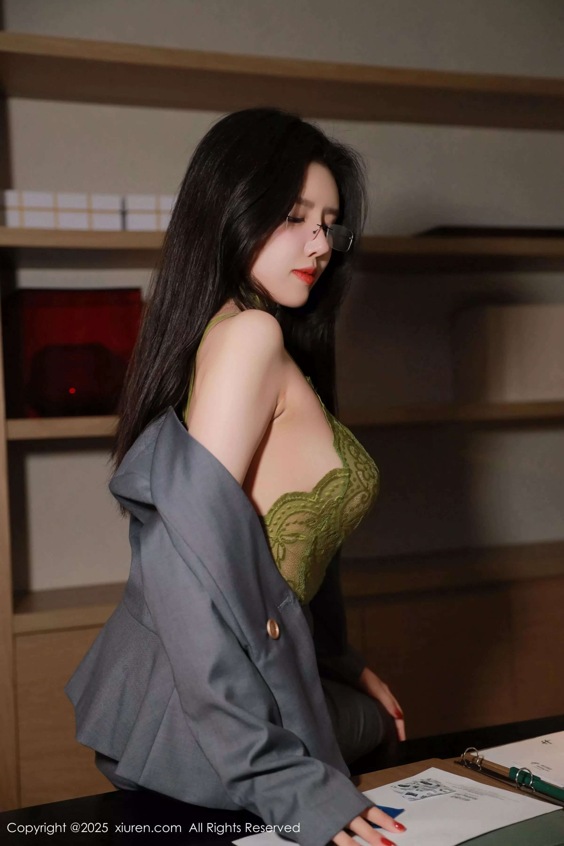 唐翩翩性感灰色OL服饰配黑丝吊袜秀完美身材迷人绝美写真 第 26 张