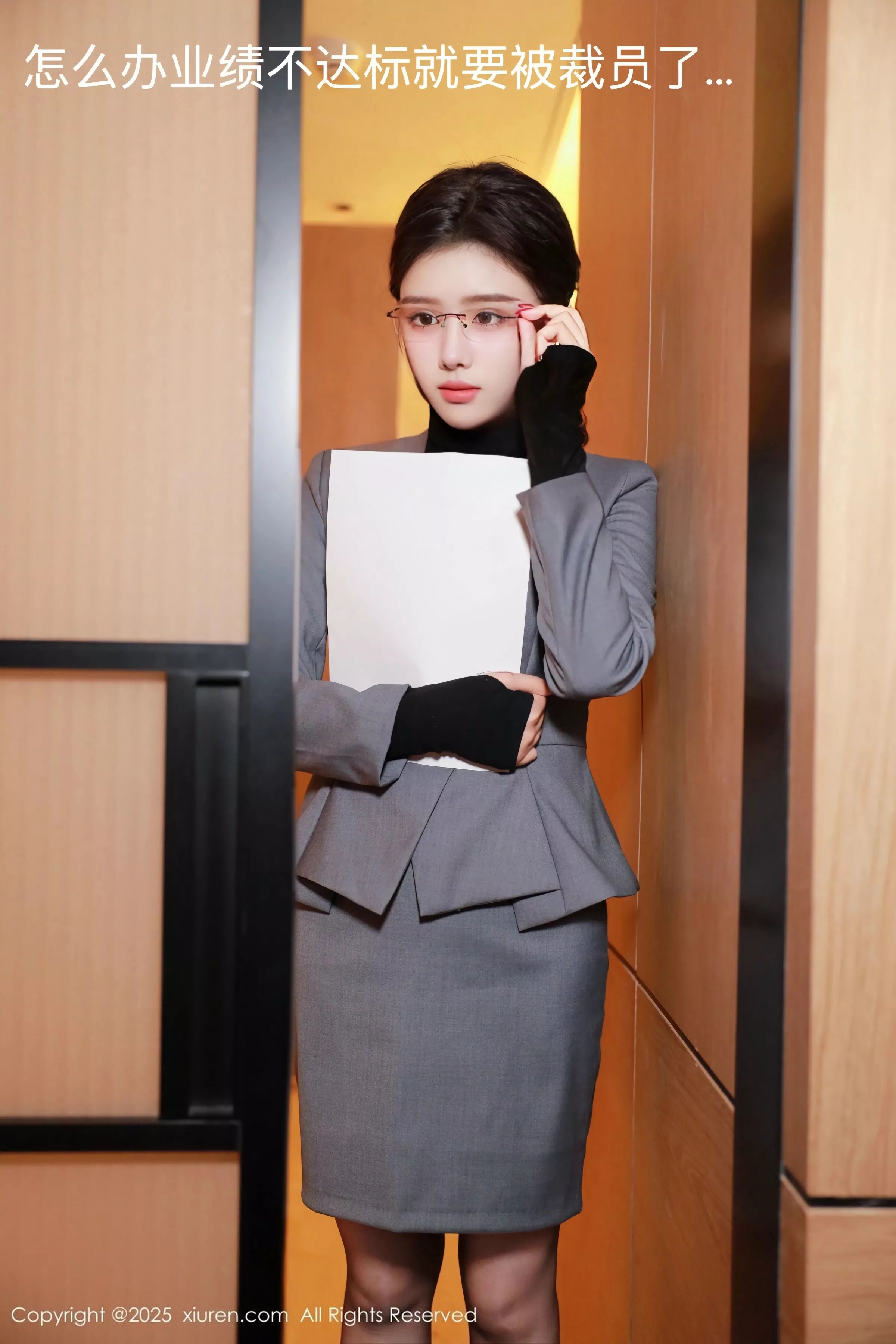 唐翩翩性感灰色OL服饰配黑丝吊袜秀完美身材迷人绝美写真 第 3 张