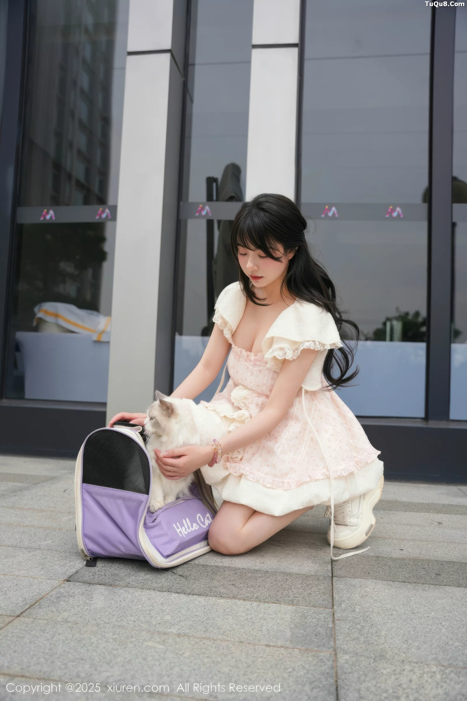 软情性感浅色连衣短裙配白色腿袜秀翘臀撩人绝美写真 第 1 张