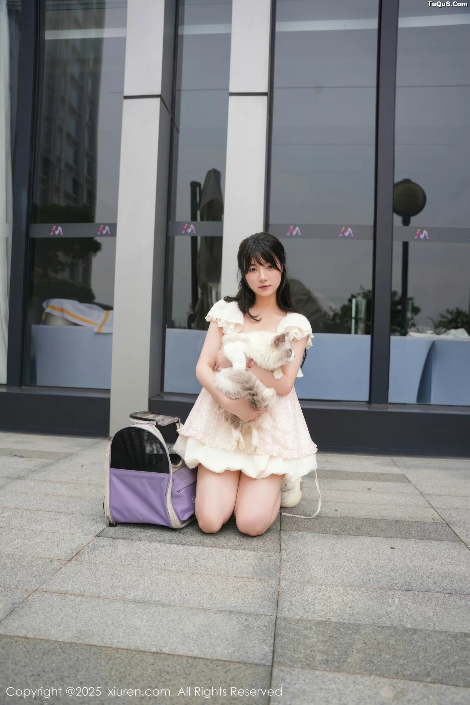 软情性感浅色连衣短裙配白色腿袜秀翘臀撩人绝美写真 第 10 张