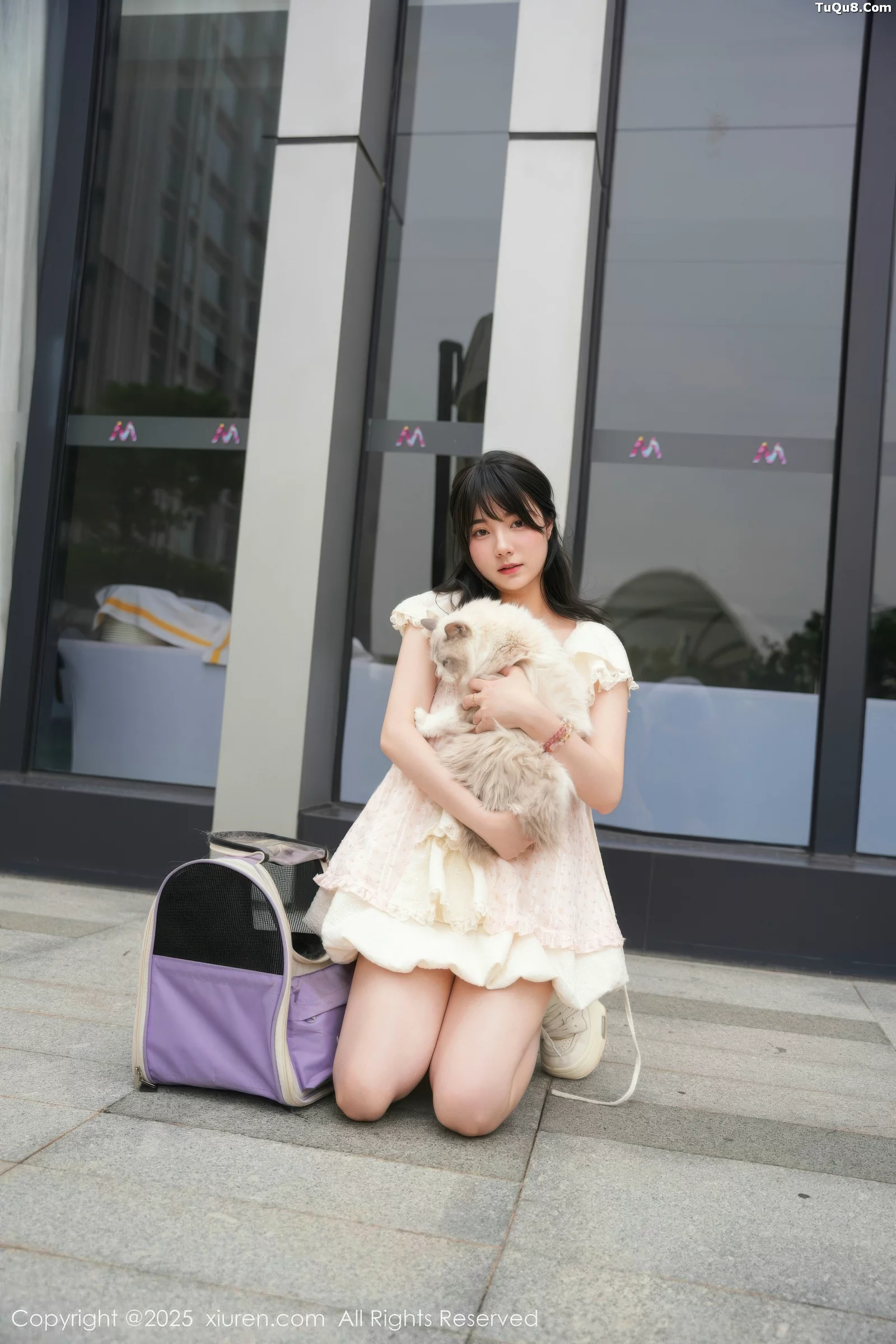 软情性感浅色连衣短裙配白色腿袜秀翘臀撩人绝美写真 第 11 张