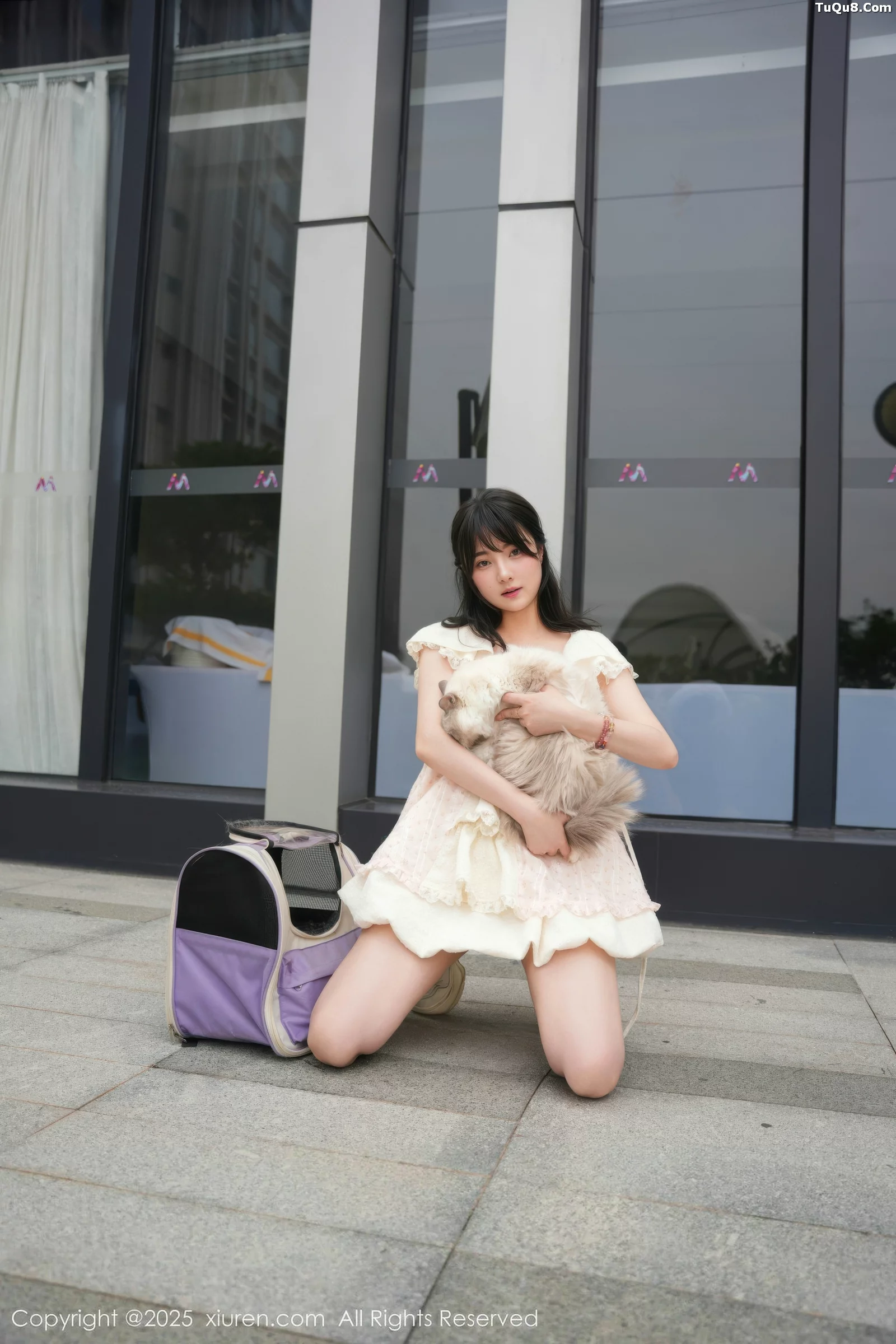 软情性感浅色连衣短裙配白色腿袜秀翘臀撩人绝美写真 第 14 张